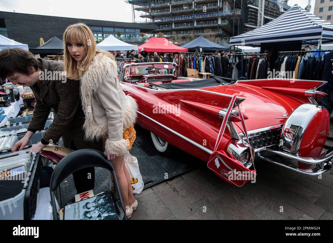 Londres, Royaume-Uni. 15th avril 2023. Mode vintage, accessoires, articles pour la maison et objets de collection - tous vendus à partir des bottes de voitures d'époque de tête-tournant. L'écran comprend un vélo tandem rare Raleigh Chopper, des vélos Classic Raleigh Chopper, Electric Bond Bug et le reliant Scimitar GTE. Crédit : Paul Quezada-Neiman/Alay Live News Banque D'Images
