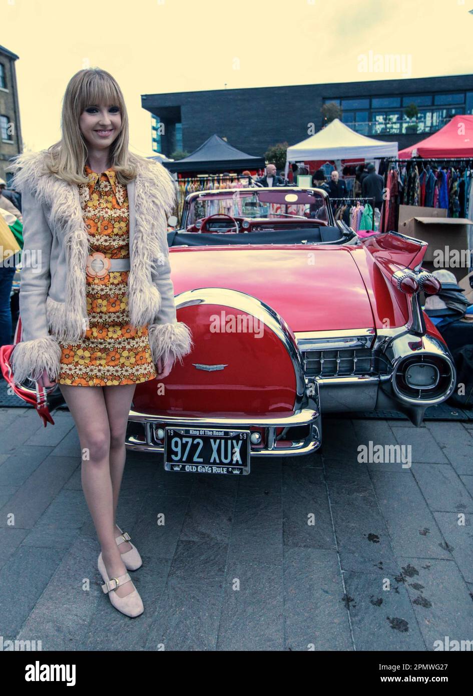 Londres, Royaume-Uni. 15th avril 2023. Mode vintage, accessoires, articles pour la maison et objets de collection - tous vendus à partir des bottes de voitures d'époque de tête-tournant. L'écran comprend un vélo tandem rare Raleigh Chopper, des vélos Classic Raleigh Chopper, Electric Bond Bug et le reliant Scimitar GTE. Crédit : Paul Quezada-Neiman/Alay Live News Banque D'Images