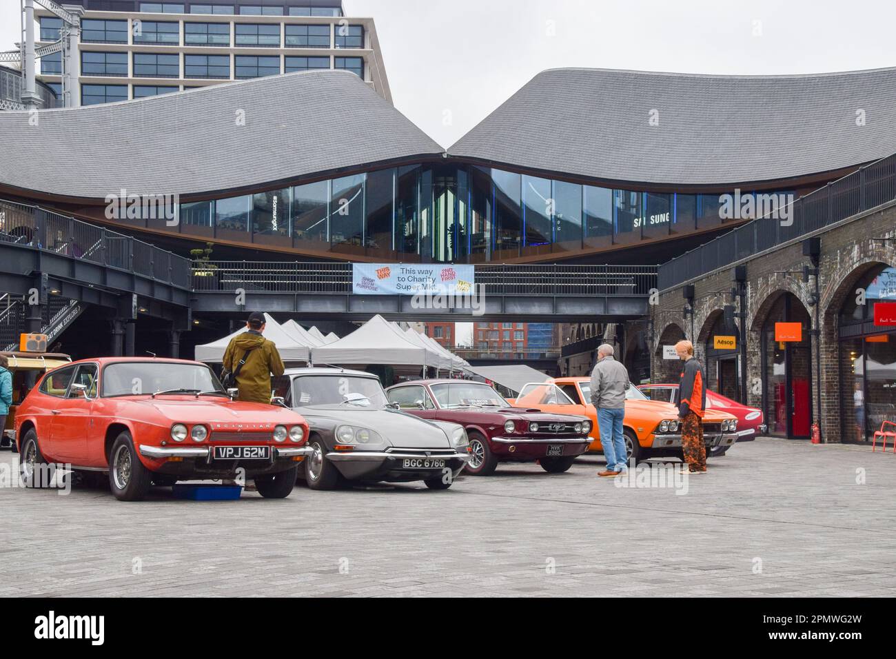 Londres, Angleterre, Royaume-Uni. 15th avril 2023. La vente de bottes de voiture classique revient à la place Granary dans la Croix du roi, avec plus de 100 commerçants vendant des vêtements d'époque, des disques, et d'autres articles dans les étals du marché et des bottes de voitures classiques. (Credit image: © Vuk Valcic/ZUMA Press Wire) USAGE ÉDITORIAL SEULEMENT! Non destiné À un usage commercial ! Banque D'Images