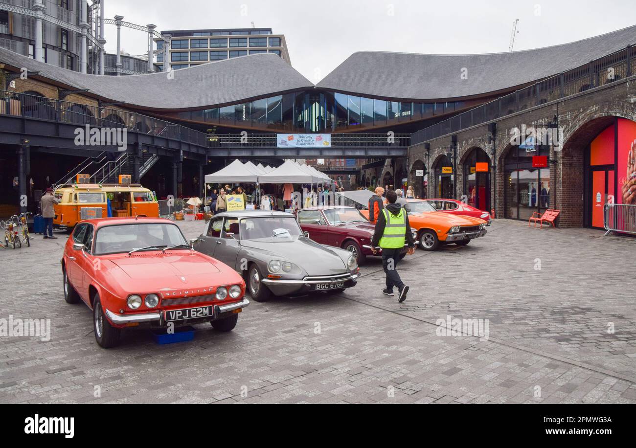 Londres, Angleterre, Royaume-Uni. 15th avril 2023. La vente de bottes de voiture classique revient à la place Granary dans la Croix du roi, avec plus de 100 commerçants vendant des vêtements d'époque, des disques, et d'autres articles dans les étals du marché et des bottes de voitures classiques. (Credit image: © Vuk Valcic/ZUMA Press Wire) USAGE ÉDITORIAL SEULEMENT! Non destiné À un usage commercial ! Banque D'Images