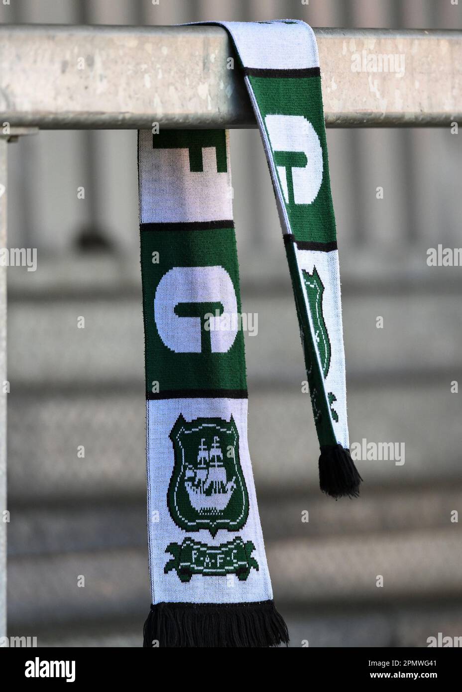 Plymouth Argyle écharpe pendant le match Sky Bet League 1 Exeter City vs Plymouth Argyle à St James' Park, Exeter, Royaume-Uni. 15th avril 2023. (Photo de Stan Kasala/News Images) à Exeter, Royaume-Uni, le 4/15/2023. (Photo de Stan Kasala/News Images/Sipa USA) crédit: SIPA USA/Alay Live News Banque D'Images