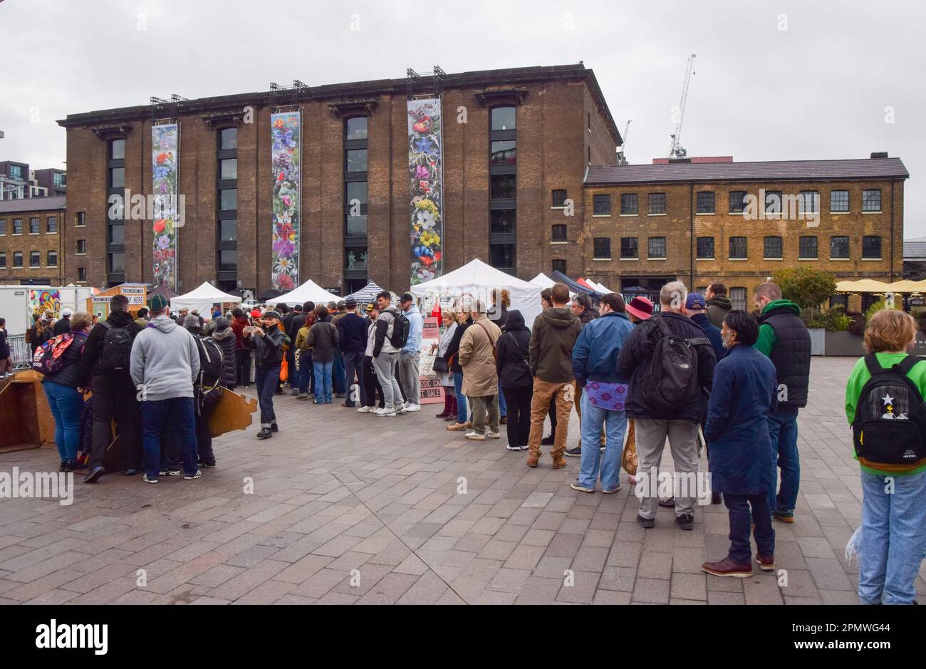 Londres, Angleterre, Royaume-Uni. 15th avril 2023. La vente de bottes de voiture classique revient à la place Granary dans la Croix du roi, avec plus de 100 commerçants vendant des vêtements d'époque, des disques, et d'autres articles dans les étals du marché et des bottes de voitures classiques. (Credit image: © Vuk Valcic/ZUMA Press Wire) USAGE ÉDITORIAL SEULEMENT! Non destiné À un usage commercial ! Banque D'Images