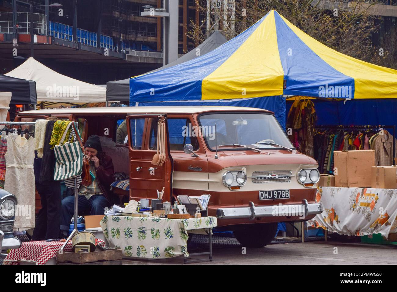 Londres, Angleterre, Royaume-Uni. 15th avril 2023. La vente de bottes de voiture classique revient à la place Granary dans la Croix du roi, avec plus de 100 commerçants vendant des vêtements d'époque, des disques, et d'autres articles dans les étals du marché et des bottes de voitures classiques. (Credit image: © Vuk Valcic/ZUMA Press Wire) USAGE ÉDITORIAL SEULEMENT! Non destiné À un usage commercial ! Banque D'Images