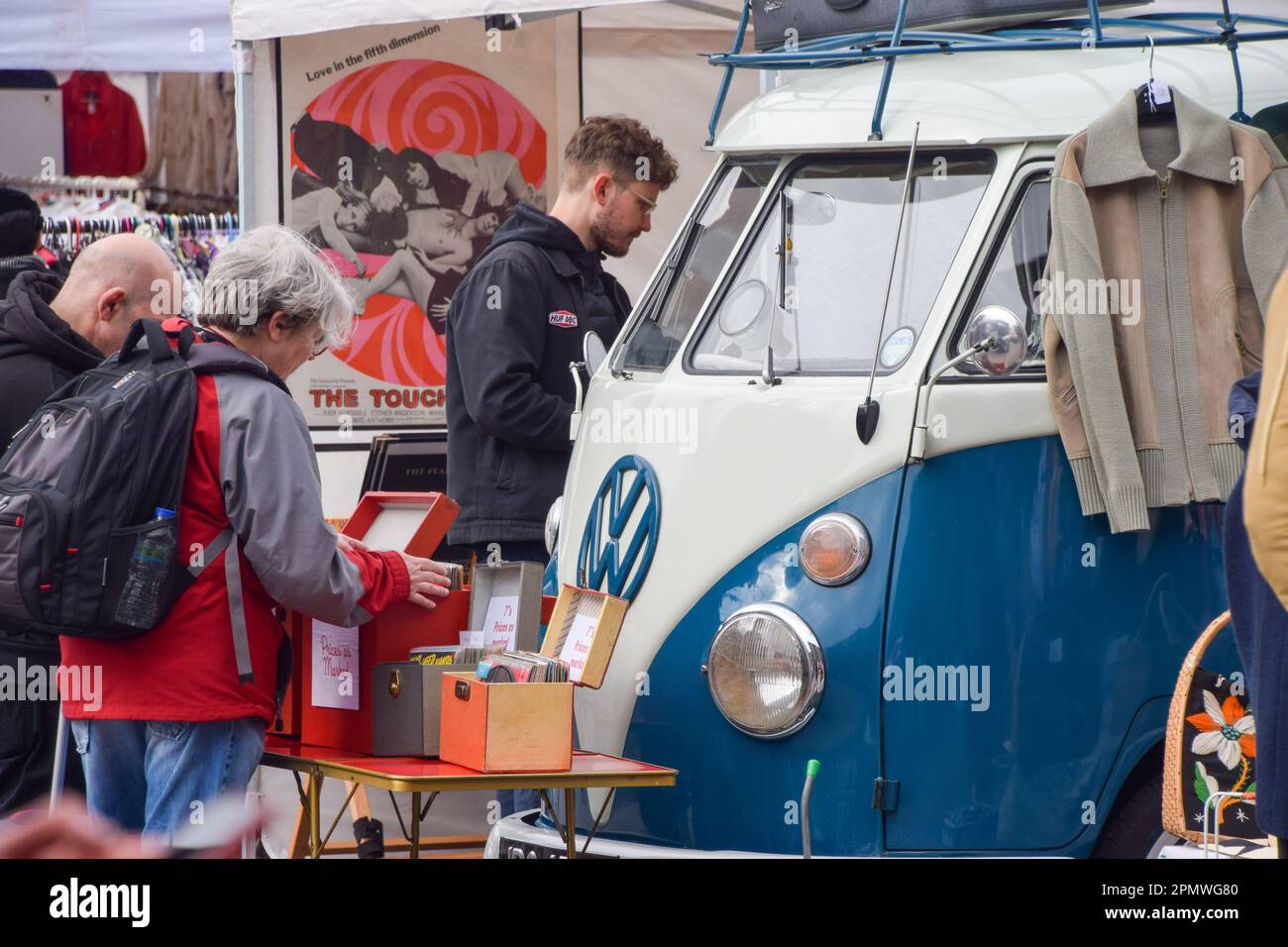 Londres, Angleterre, Royaume-Uni. 15th avril 2023. La vente de bottes de voiture classique revient à la place Granary dans la Croix du roi, avec plus de 100 commerçants vendant des vêtements d'époque, des disques, et d'autres articles dans les étals du marché et des bottes de voitures classiques. (Credit image: © Vuk Valcic/ZUMA Press Wire) USAGE ÉDITORIAL SEULEMENT! Non destiné À un usage commercial ! Banque D'Images