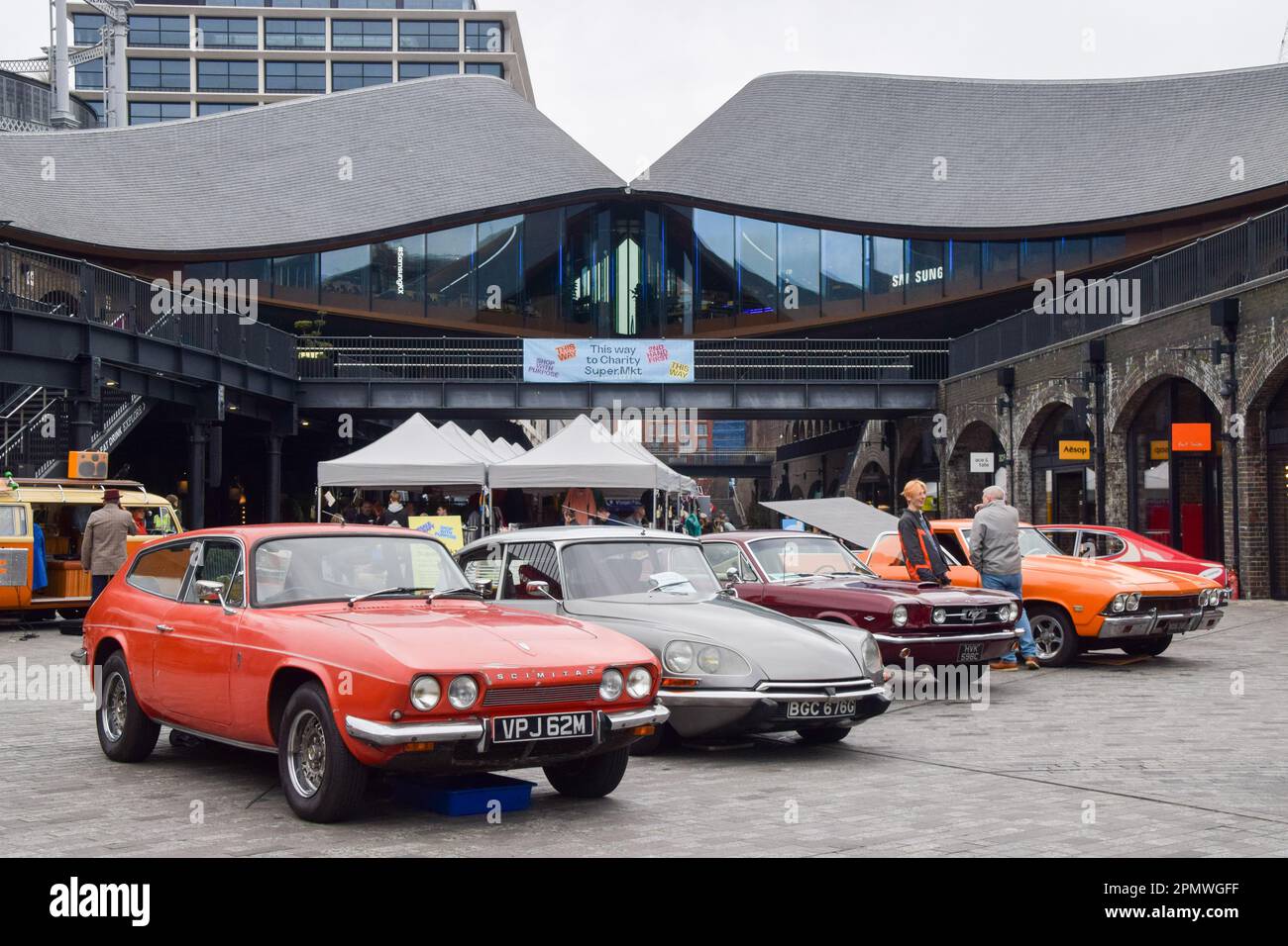 Londres, Angleterre, Royaume-Uni. 15th avril 2023. La vente de bottes de voiture classique revient à la place Granary dans la Croix du roi, avec plus de 100 commerçants vendant des vêtements d'époque, des disques, et d'autres articles dans les étals du marché et des bottes de voitures classiques. (Credit image: © Vuk Valcic/ZUMA Press Wire) USAGE ÉDITORIAL SEULEMENT! Non destiné À un usage commercial ! Banque D'Images