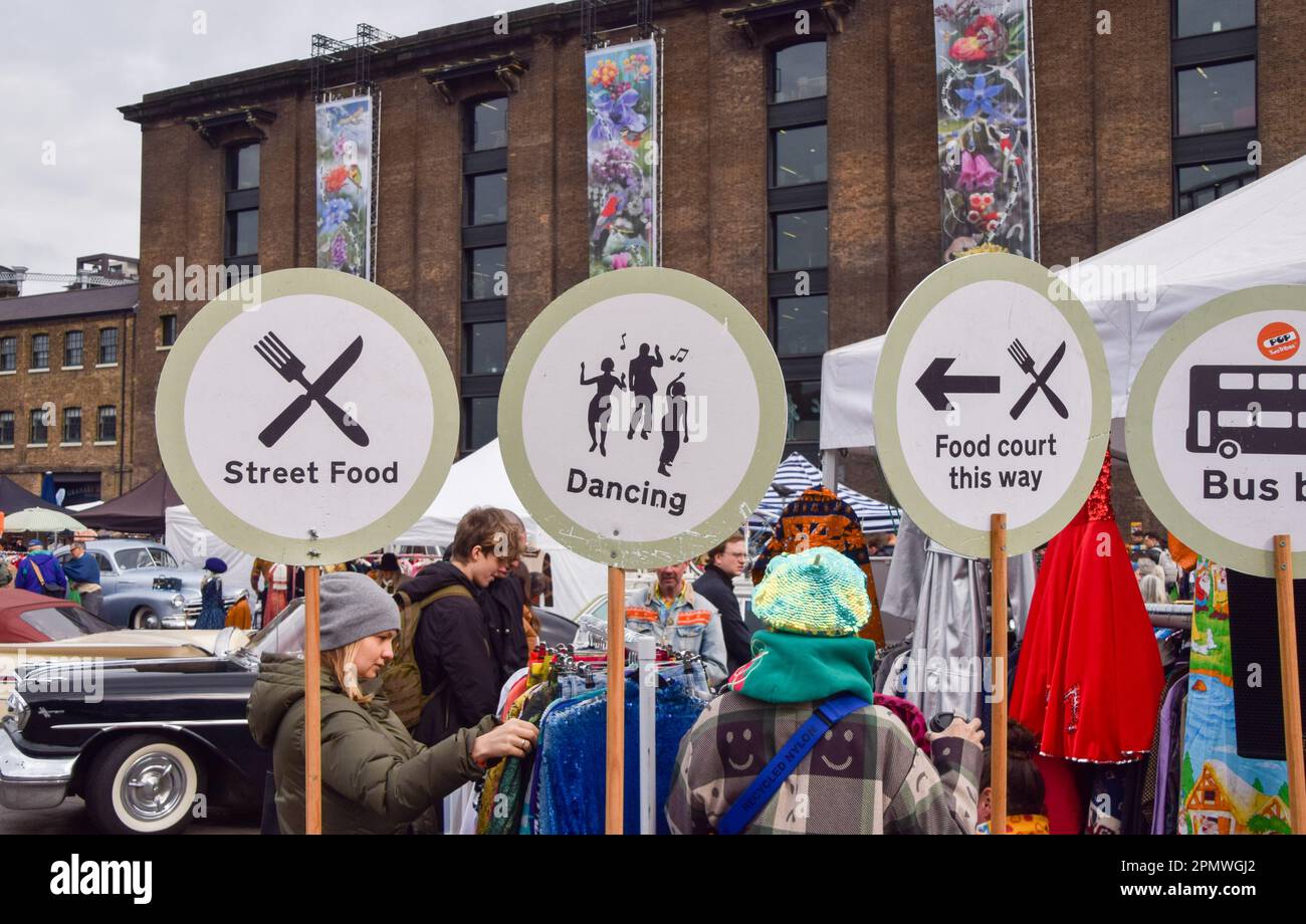 Londres, Angleterre, Royaume-Uni. 15th avril 2023. La vente de bottes de voiture classique revient à la place Granary dans la Croix du roi, avec plus de 100 commerçants vendant des vêtements d'époque, des disques, et d'autres articles dans les étals du marché et des bottes de voitures classiques. (Credit image: © Vuk Valcic/ZUMA Press Wire) USAGE ÉDITORIAL SEULEMENT! Non destiné À un usage commercial ! Banque D'Images