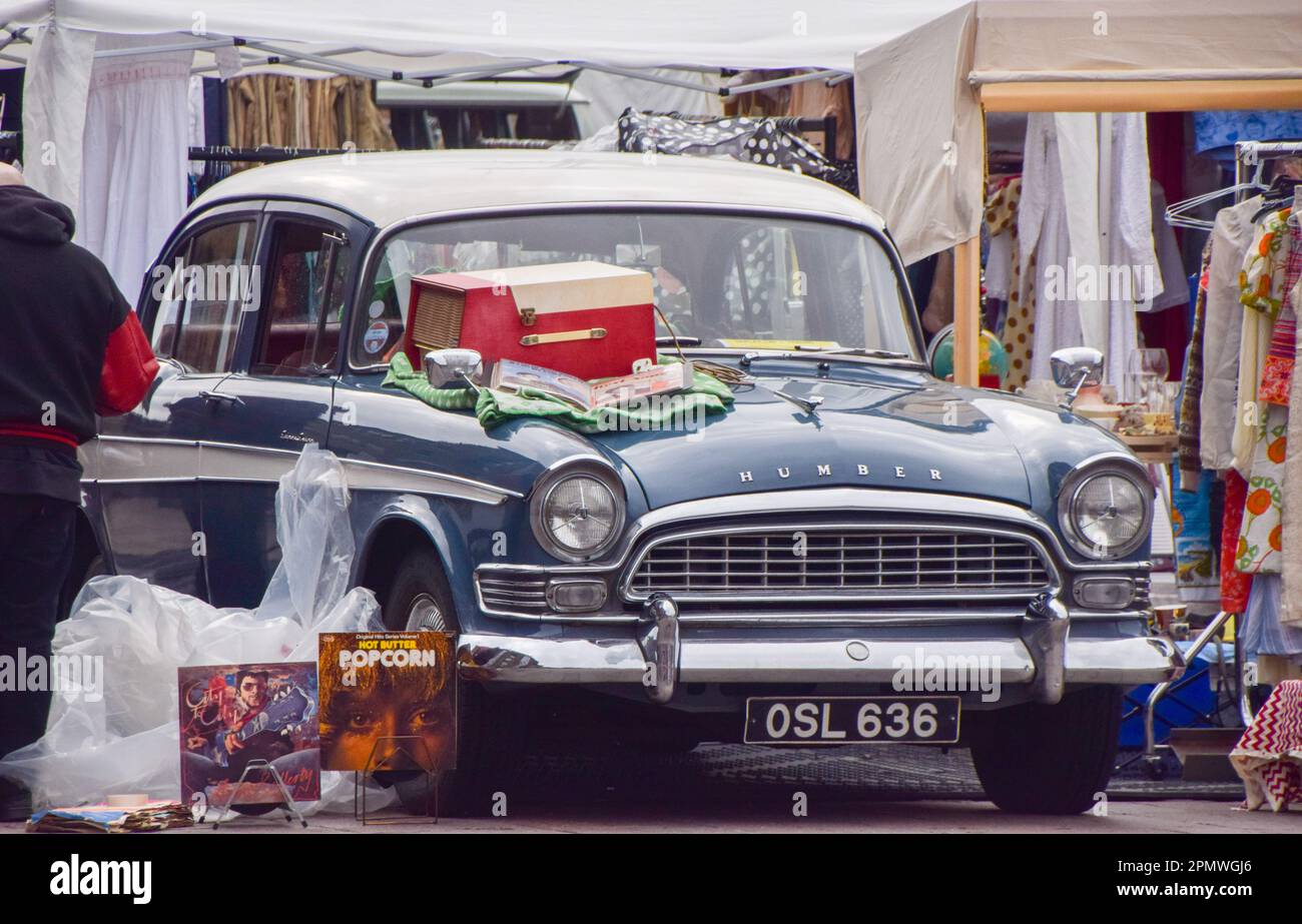 Londres, Angleterre, Royaume-Uni. 15th avril 2023. La vente de bottes de voiture classique revient à la place Granary dans la Croix du roi, avec plus de 100 commerçants vendant des vêtements d'époque, des disques, et d'autres articles dans les étals du marché et des bottes de voitures classiques. (Credit image: © Vuk Valcic/ZUMA Press Wire) USAGE ÉDITORIAL SEULEMENT! Non destiné À un usage commercial ! Banque D'Images