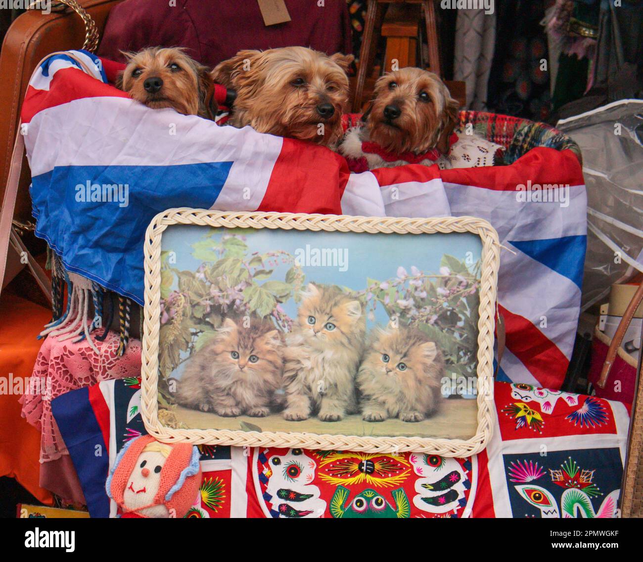 Londres, Royaume-Uni. 15th avril 2023. Mode vintage, accessoires, articles pour la maison et objets de collection - tous vendus à partir des bottes de voitures d'époque de tête-tournant. L'écran comprend un vélo tandem rare Raleigh Chopper, des vélos Classic Raleigh Chopper, Electric Bond Bug et le reliant Scimitar GTE. Crédit : Paul Quezada-Neiman/Alay Live News Banque D'Images