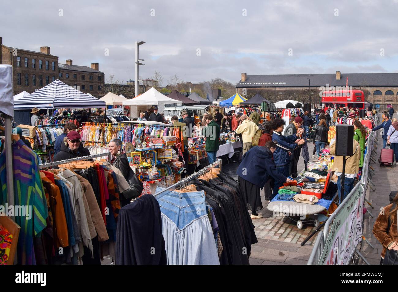 Londres, Angleterre, Royaume-Uni. 15th avril 2023. La vente de bottes de voiture classique revient à la place Granary dans la Croix du roi, avec plus de 100 commerçants vendant des vêtements d'époque, des disques, et d'autres articles dans les étals du marché et des bottes de voitures classiques. (Credit image: © Vuk Valcic/ZUMA Press Wire) USAGE ÉDITORIAL SEULEMENT! Non destiné À un usage commercial ! Banque D'Images