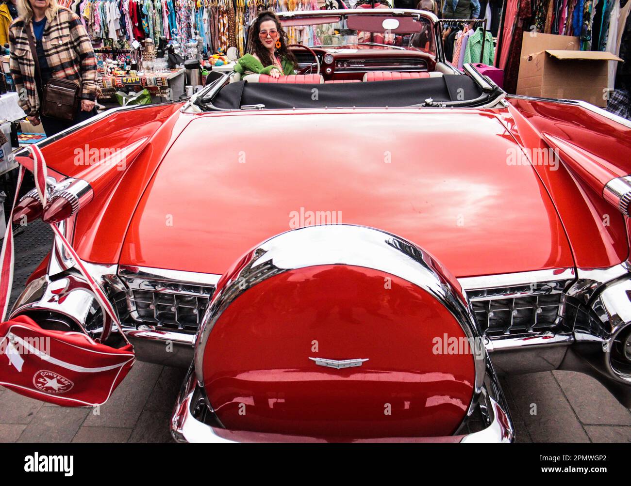 Londres, Royaume-Uni. 15th avril 2023. Mode vintage, accessoires, articles pour la maison et objets de collection - tous vendus à partir des bottes de voitures d'époque de tête-tournant. L'écran comprend un vélo tandem rare Raleigh Chopper, des vélos Classic Raleigh Chopper, Electric Bond Bug et le reliant Scimitar GTE. Crédit : Paul Quezada-Neiman/Alay Live News Banque D'Images