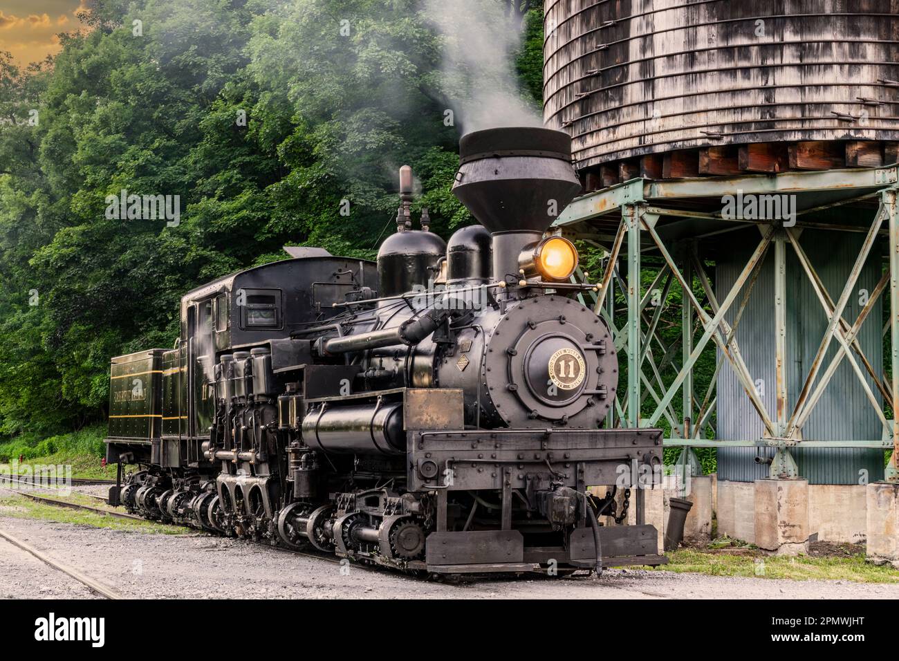 Cass, Virginie-Occidentale, 18 juin 2022 - une locomotive à vapeur de Shay antique, embuée, fumée qui souffle, assis près d'une tour d'eau, se préparer au travail Banque D'Images