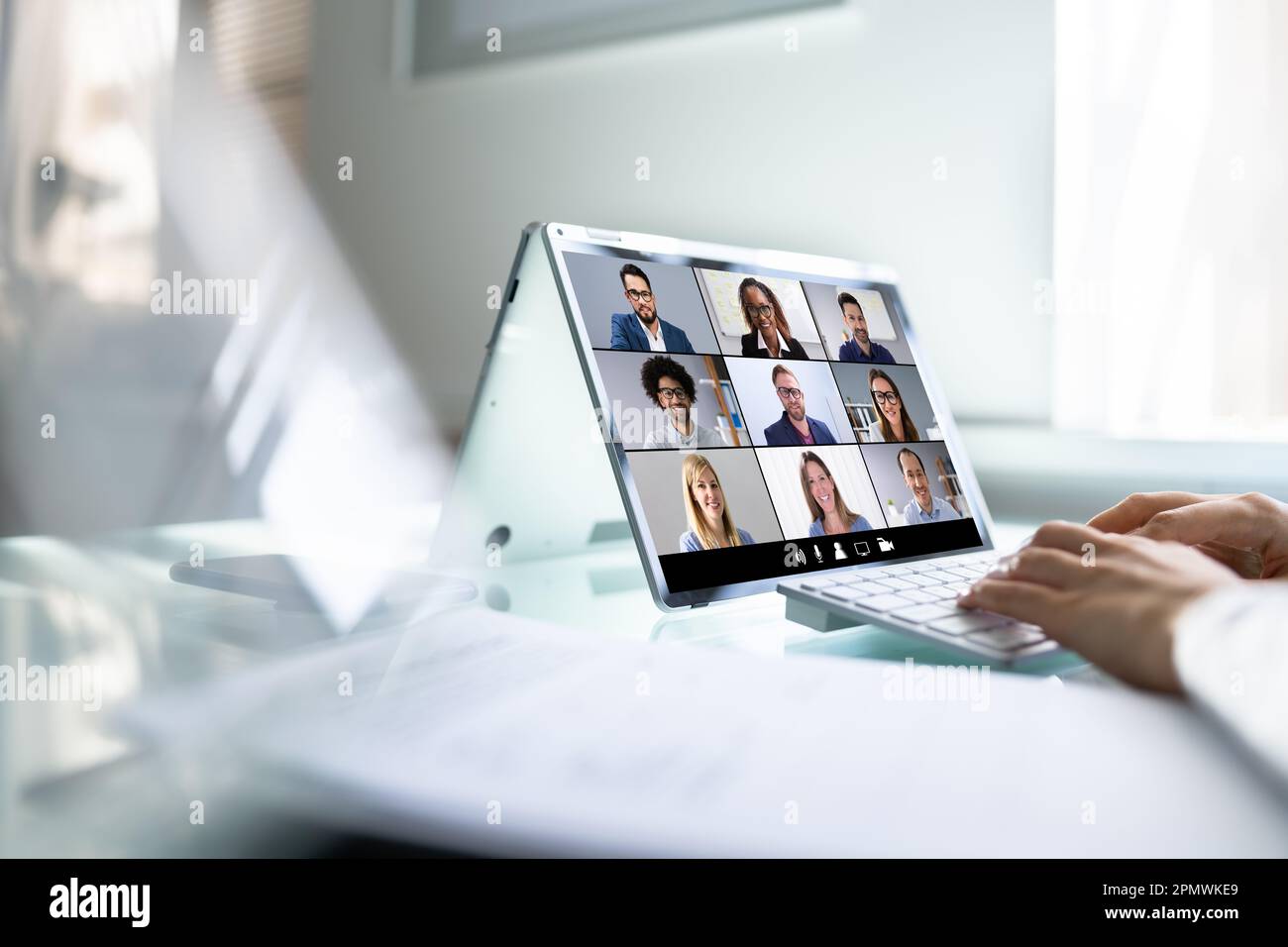 Conférence téléphonique virtuelle de la femme noire sur un ordinateur portable professionnel hybride Banque D'Images