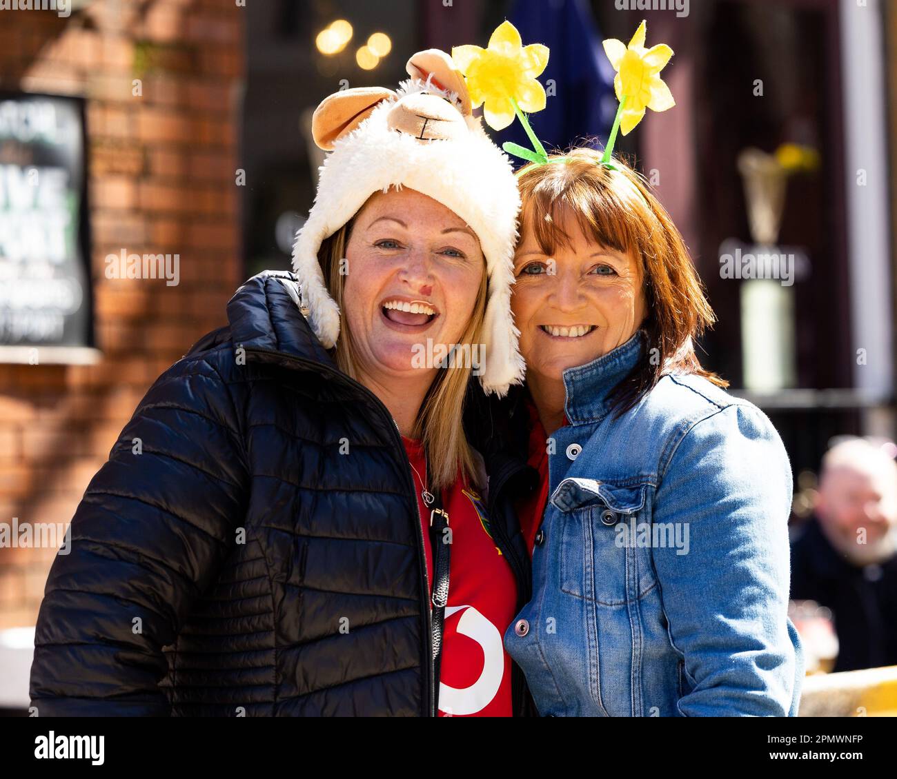 Wales les fans de femmes avant le match des six nations de TikTok le pays de Galles contre la France au BT Cardiff Arms Park, Cardiff, Royaume-Uni, 15th avril 2023 (photo de Nick Browning/News Images) Banque D'Images