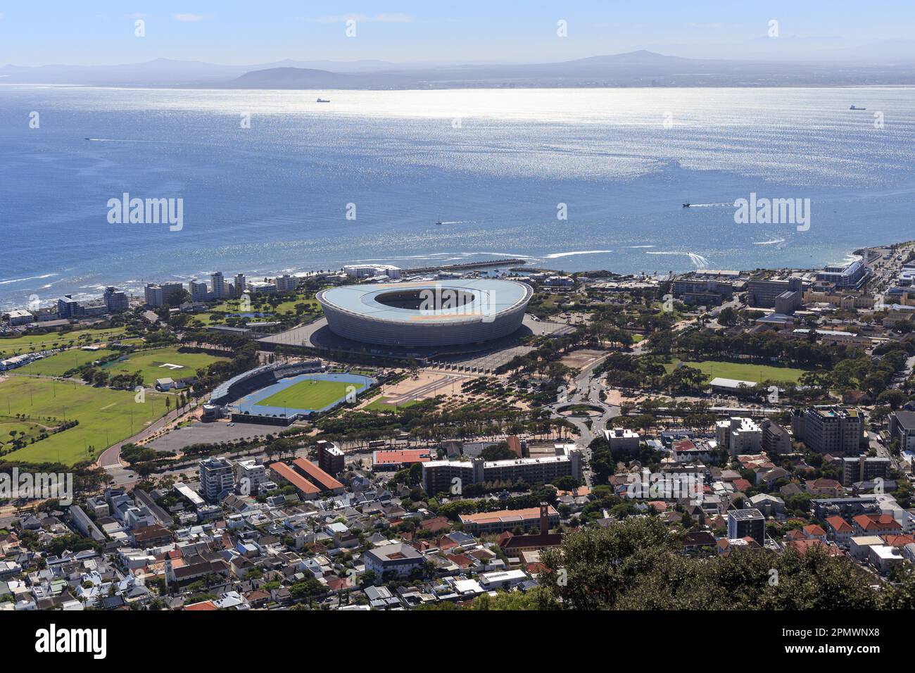 Cape Town, Western Cape, Afrique du Sud - avril le 15th 2023 : une vue sur le stade du Cap et Green point, tiré de signal Hill. Banque D'Images