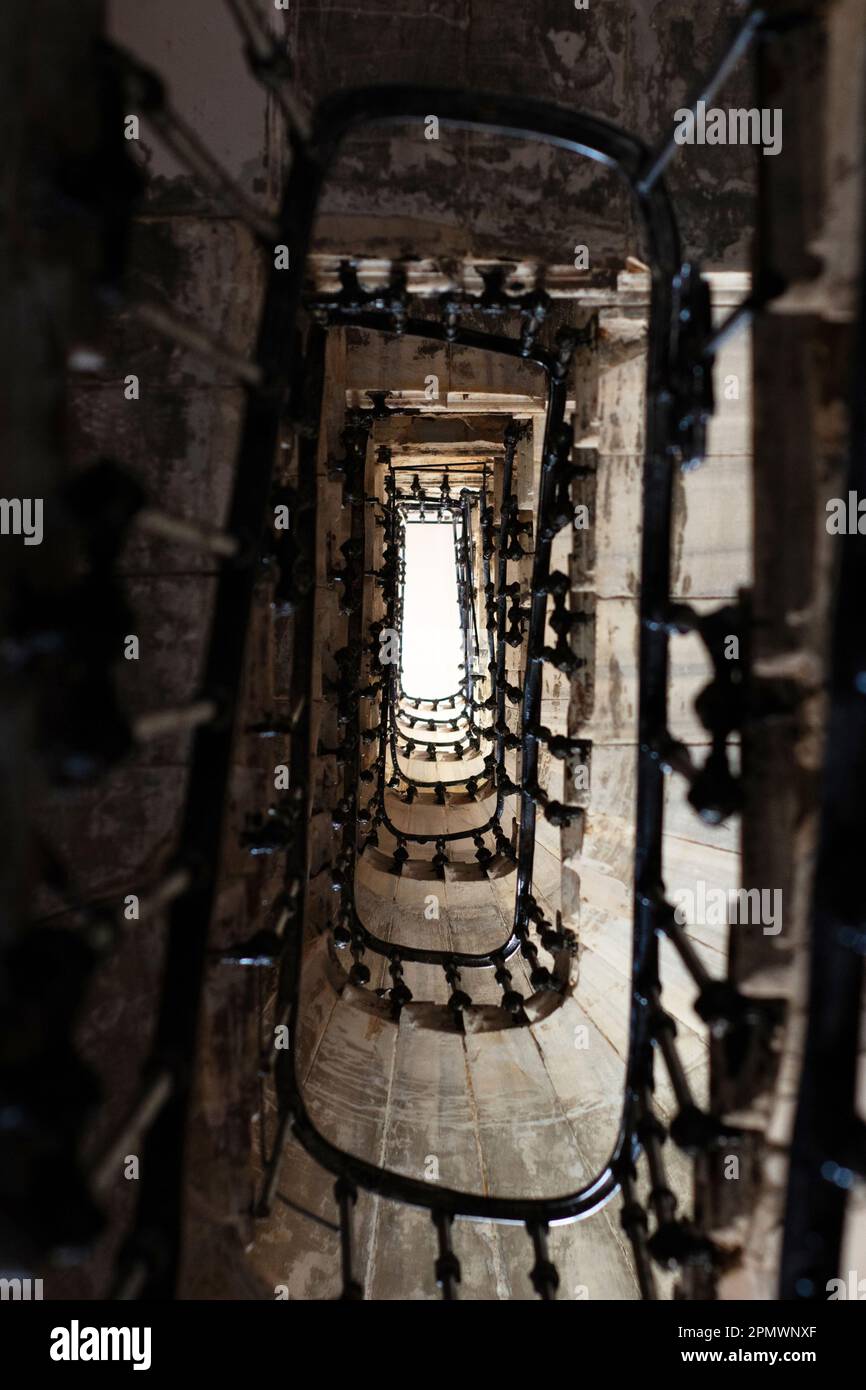 escalier depuis le rez-de-chaussée d'un appartement jusqu'au ciel Banque D'Images