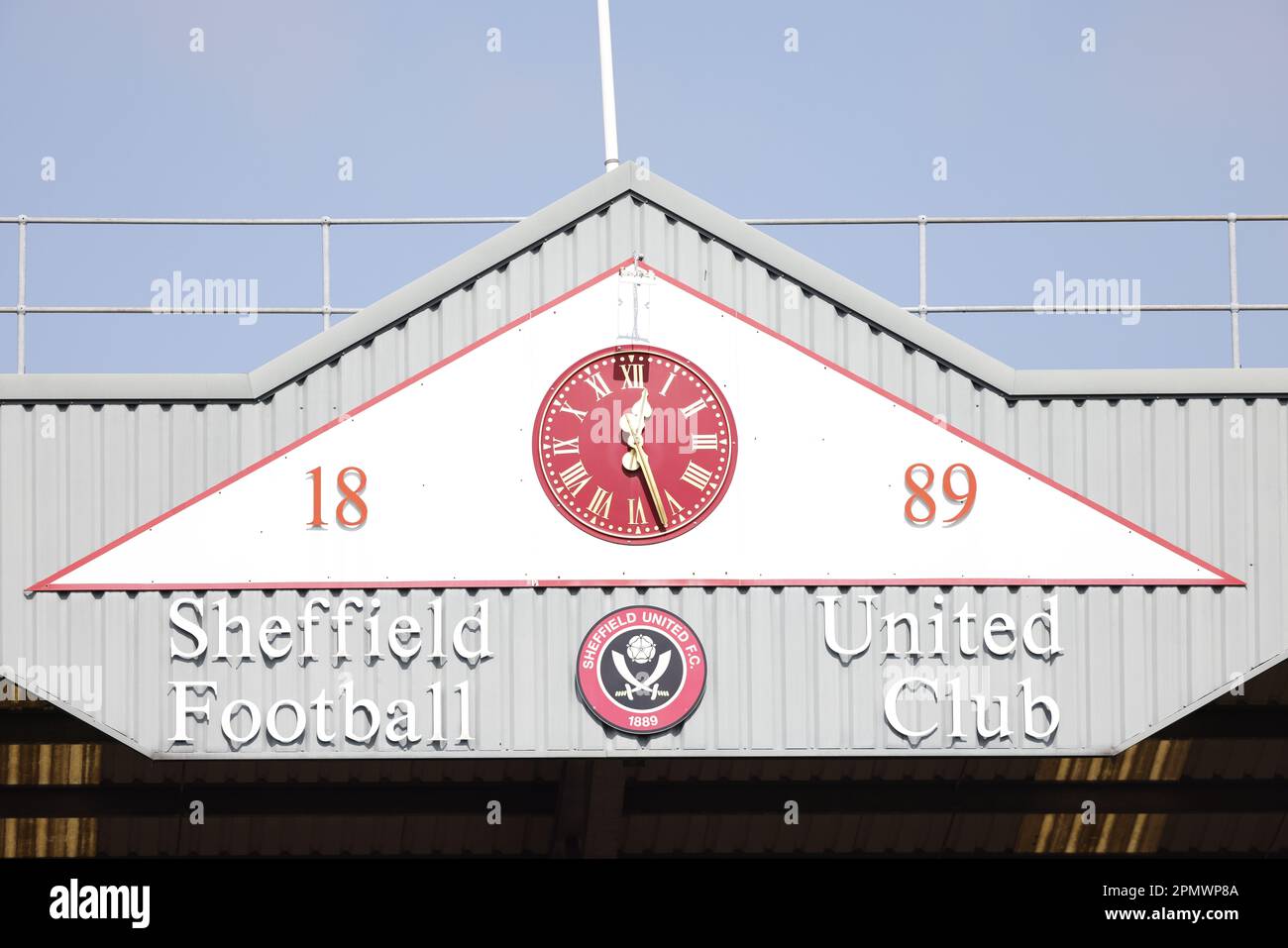 Vue générale de l'intérieur d'une horloge à l'intérieur du stade avant le match du championnat Sky Bet à Bramall Lane, Sheffield. Date de la photo: Samedi 15 avril 2023. Banque D'Images