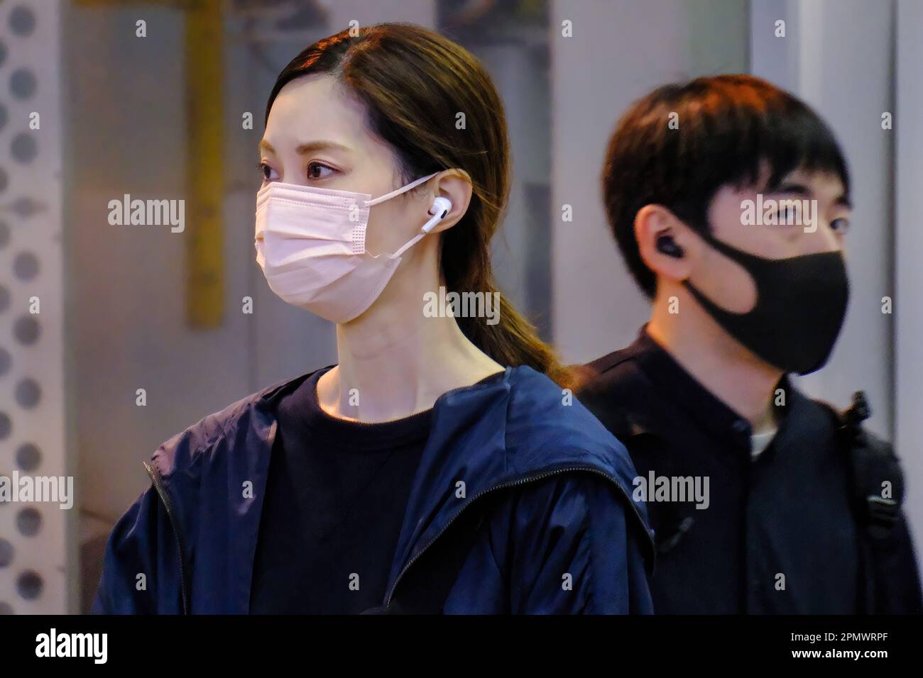Tokyo, Japon. 15th avril 2023. Les gens portent des masques de protection contre le nouveau coronavirus lorsqu'ils marchent sur la plate-forme de la gare 3 du terminal de l'aéroport Haneda à Tokyo. Le nombre de cas de coronavirus au Japon a progressivement recommencé à augmenter. Crédit : SOPA Images Limited/Alamy Live News Banque D'Images