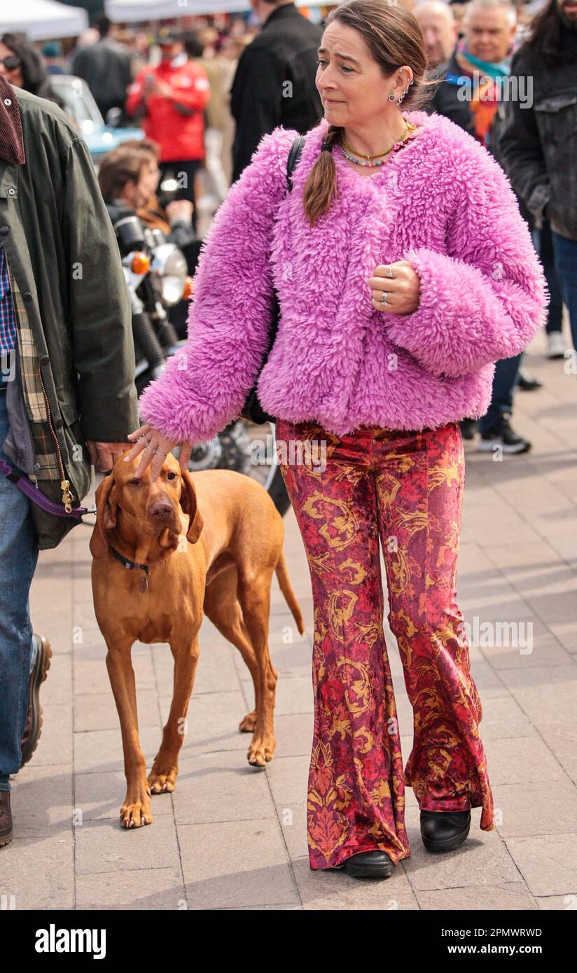 Londres, Royaume-Uni. 15th avril 2023. Mode vintage, accessoires, articles pour la maison et objets de collection - tous vendus à partir des bottes de voitures d'époque de tête-tournant. L'écran comprend un vélo tandem rare Raleigh Chopper, des vélos Classic Raleigh Chopper, Electric Bond Bug et le reliant Scimitar GTE. Crédit : Paul Quezada-Neiman/Alay Live News Banque D'Images