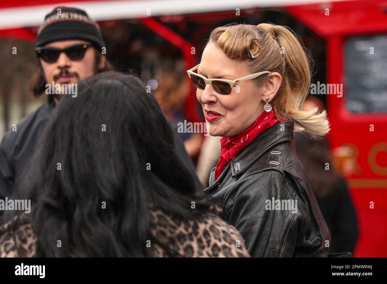 Londres, Royaume-Uni. 15th avril 2023. Mode vintage, accessoires, articles pour la maison et objets de collection - tous vendus à partir des bottes de voitures d'époque de tête-tournant. L'écran comprend un vélo tandem rare Raleigh Chopper, des vélos Classic Raleigh Chopper, Electric Bond Bug et le reliant Scimitar GTE. Crédit : Paul Quezada-Neiman/Alay Live News Banque D'Images