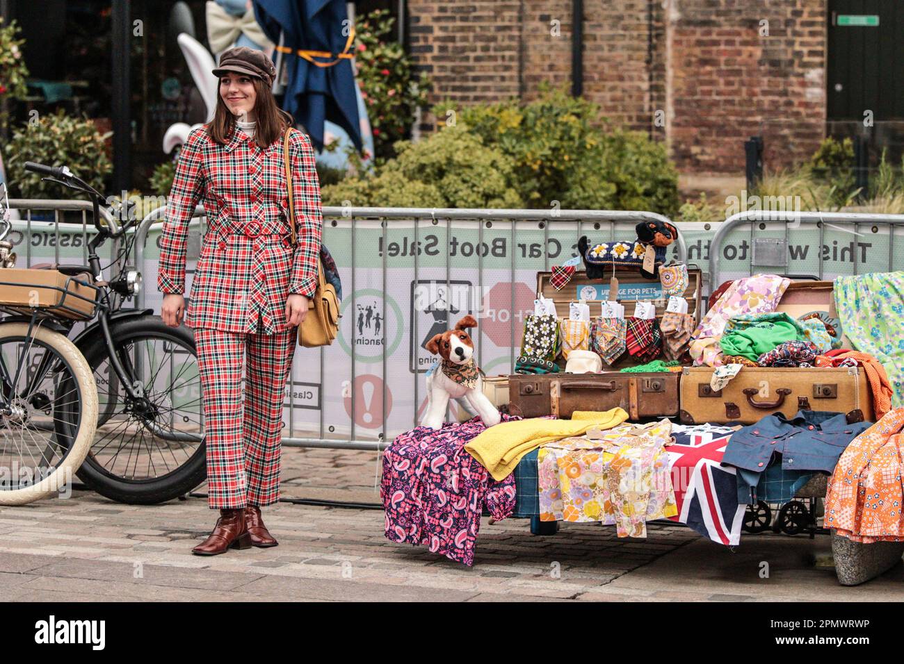 Londres, Royaume-Uni. 15th avril 2023. Mode vintage, accessoires, articles pour la maison et objets de collection - tous vendus à partir des bottes de voitures d'époque de tête-tournant. L'écran comprend un vélo tandem rare Raleigh Chopper, des vélos Classic Raleigh Chopper, Electric Bond Bug et le reliant Scimitar GTE. Crédit : Paul Quezada-Neiman/Alay Live News Banque D'Images