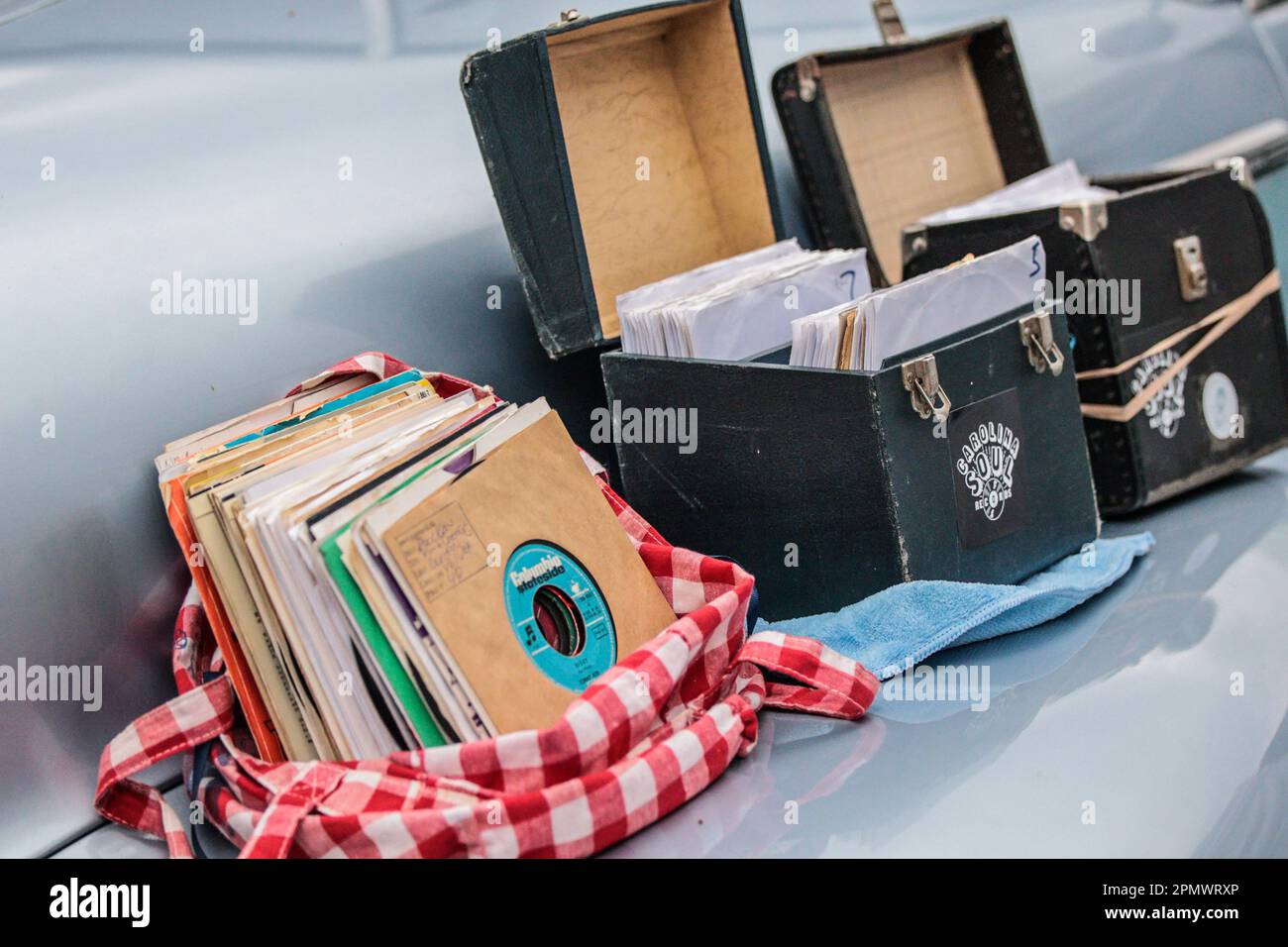 Londres, Royaume-Uni. 15th avril 2023. Mode vintage, accessoires, articles pour la maison et objets de collection - tous vendus à partir des bottes de voitures d'époque de tête-tournant. L'écran comprend un vélo tandem rare Raleigh Chopper, des vélos Classic Raleigh Chopper, Electric Bond Bug et le reliant Scimitar GTE. Crédit : Paul Quezada-Neiman/Alay Live News Banque D'Images