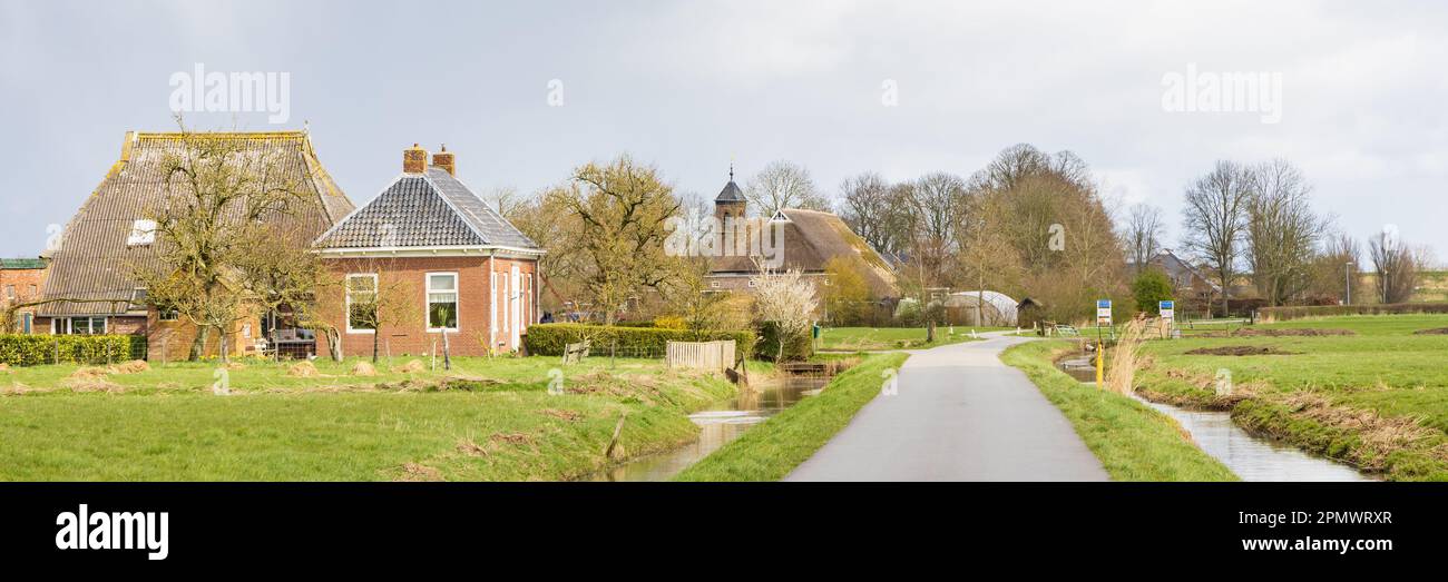 Vue sur le petit village de Dorkwerd, municipalité de Groningen aux pays-Bas Banque D'Images