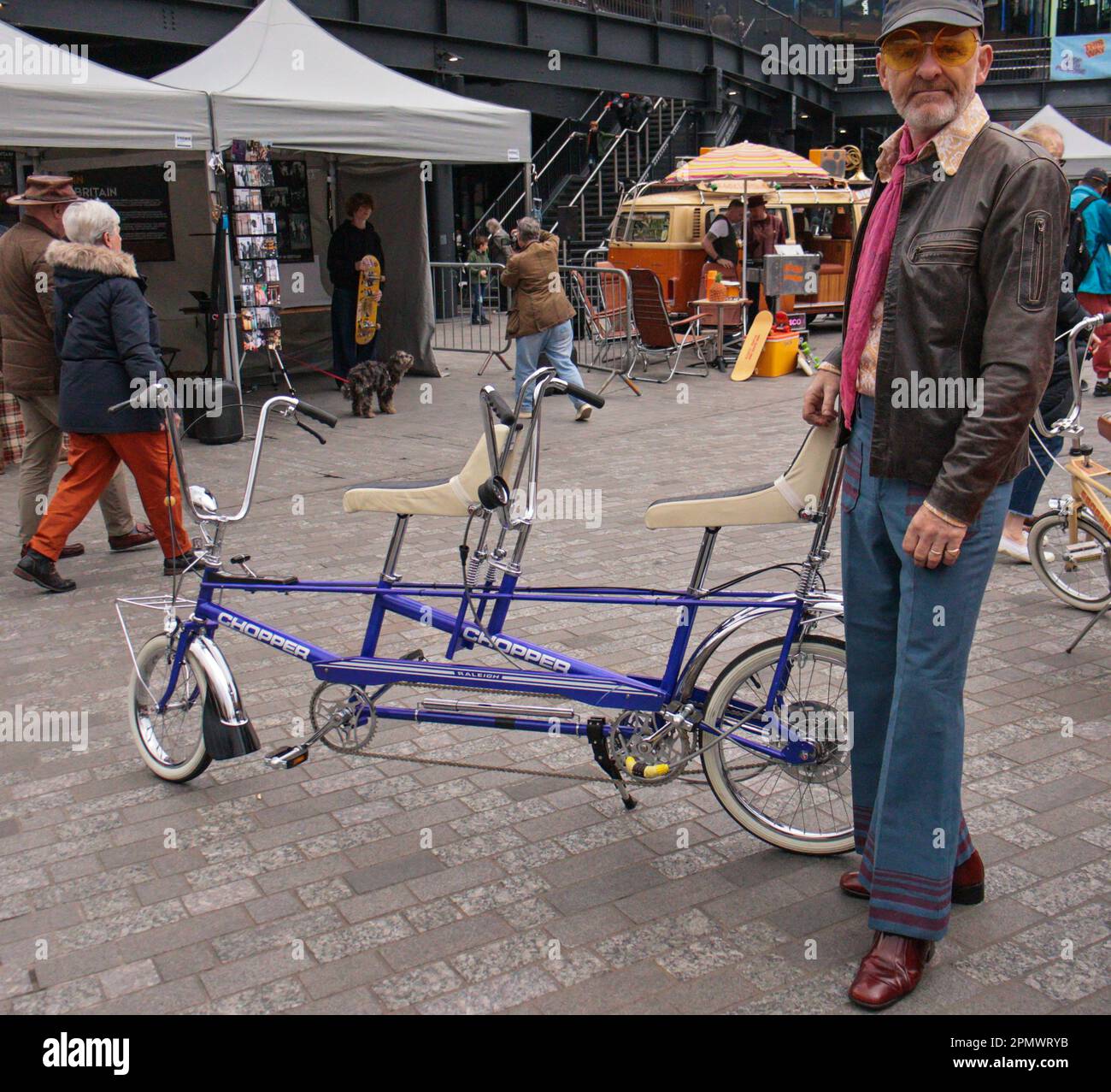 Londres, Royaume-Uni. 15th avril 2023. Mode vintage, accessoires, articles pour la maison et objets de collection - tous vendus à partir des bottes de voitures d'époque de tête-tournant. L'écran comprend un vélo tandem rare Raleigh Chopper, des vélos Classic Raleigh Chopper, Electric Bond Bug et le reliant Scimitar GTE. Crédit : Paul Quezada-Neiman/Alay Live News Banque D'Images