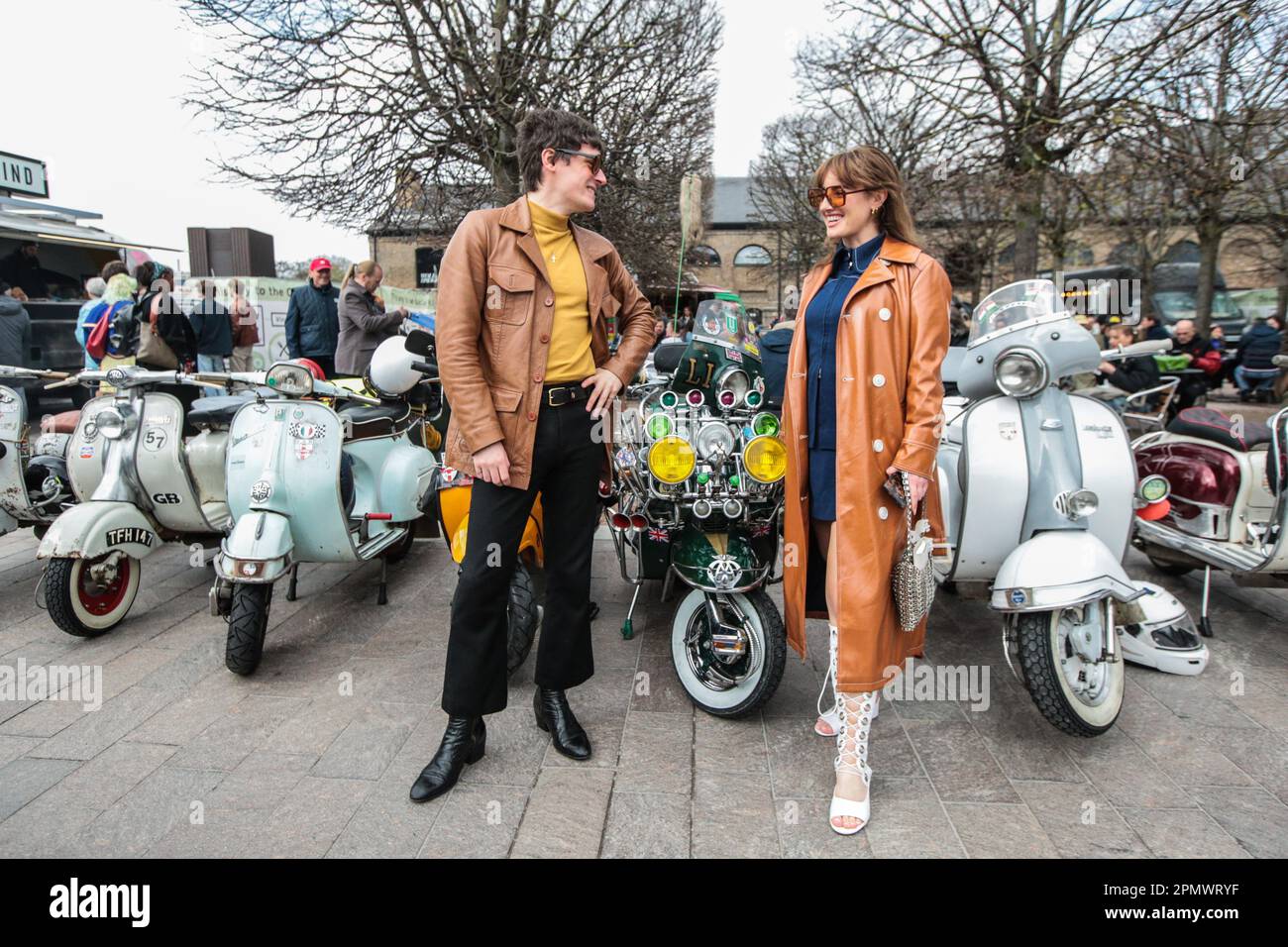 Londres, Royaume-Uni. 15th avril 2023. Mode vintage, accessoires, articles pour la maison et objets de collection - tous vendus à partir des bottes de voitures d'époque de tête-tournant. L'écran comprend un vélo tandem rare Raleigh Chopper, des vélos Classic Raleigh Chopper, Electric Bond Bug et le reliant Scimitar GTE. Crédit : Paul Quezada-Neiman/Alay Live News Banque D'Images