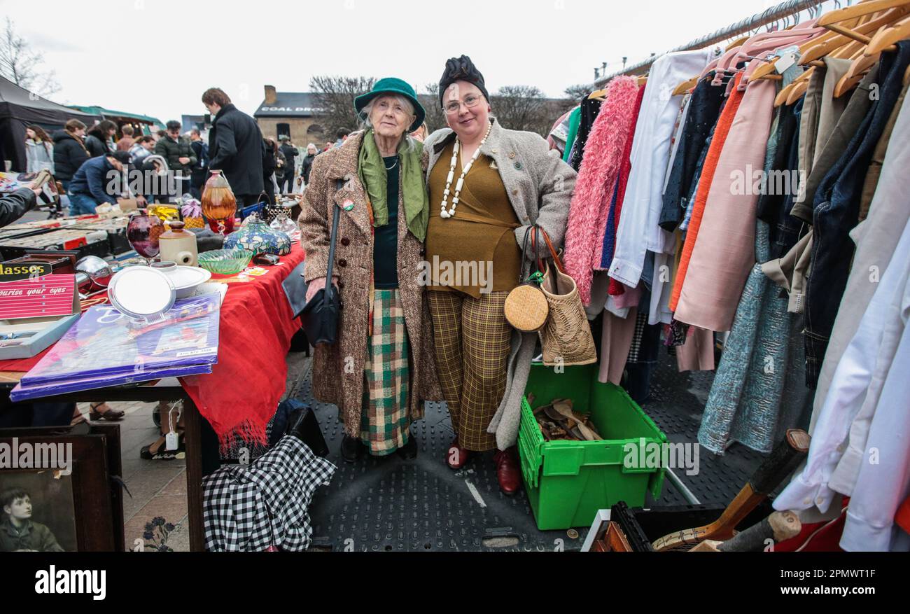Londres, Royaume-Uni. 15th avril 2023. Mode vintage, accessoires, articles pour la maison et objets de collection - tous vendus à partir des bottes de voitures d'époque de tête-tournant. L'écran comprend un vélo tandem rare Raleigh Chopper, des vélos Classic Raleigh Chopper, Electric Bond Bug et le reliant Scimitar GTE. Crédit : Paul Quezada-Neiman/Alay Live News Banque D'Images