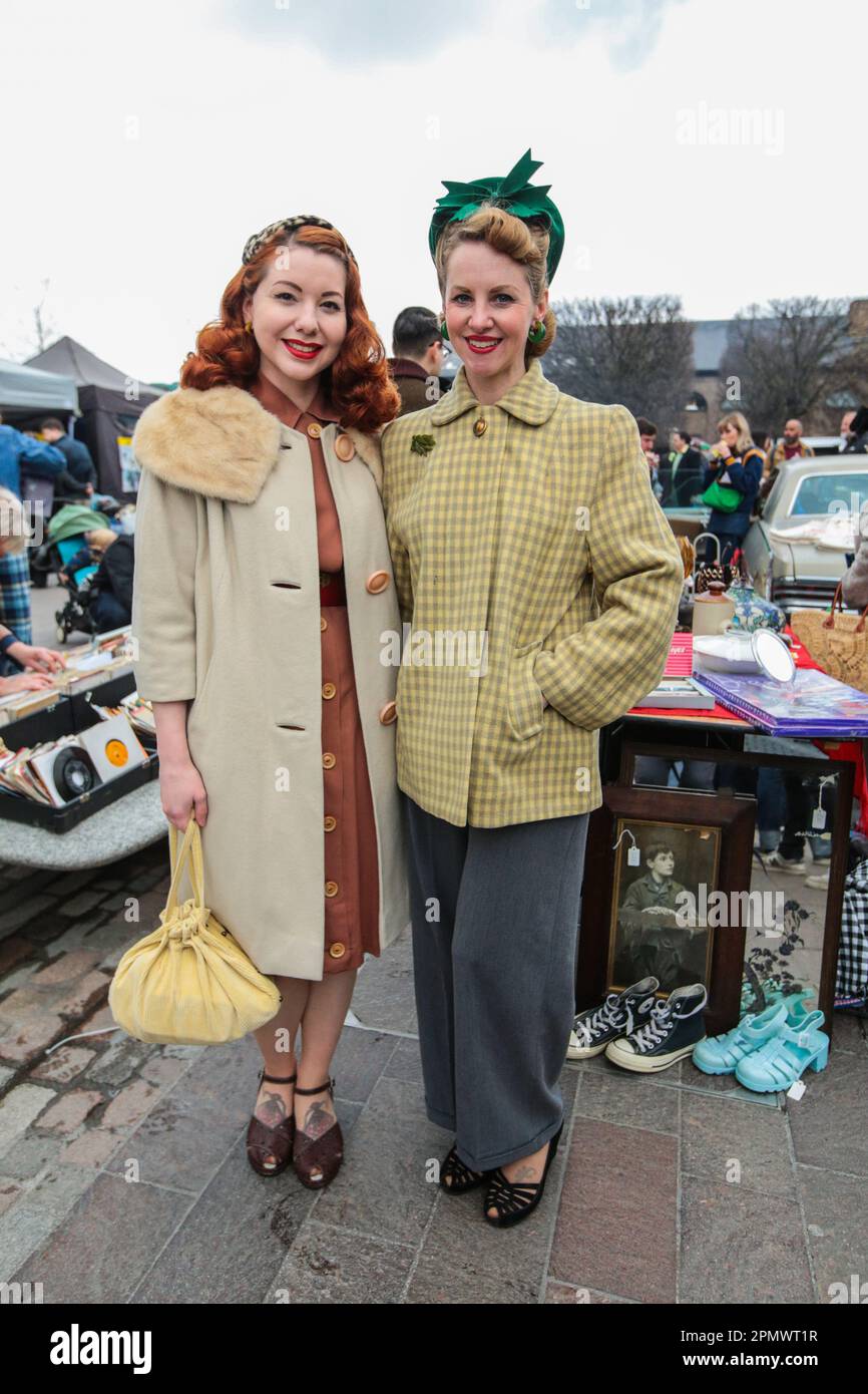 Londres, Royaume-Uni. 15th avril 2023. Mode vintage, accessoires, articles pour la maison et objets de collection - tous vendus à partir des bottes de voitures d'époque de tête-tournant. L'écran comprend un vélo tandem rare Raleigh Chopper, des vélos Classic Raleigh Chopper, Electric Bond Bug et le reliant Scimitar GTE. Crédit : Paul Quezada-Neiman/Alay Live News Banque D'Images