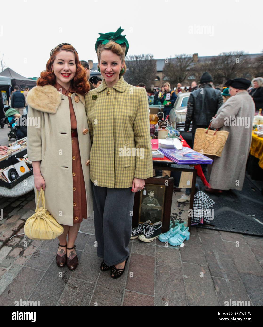 Londres, Royaume-Uni. 15th avril 2023. Mode vintage, accessoires, articles pour la maison et objets de collection - tous vendus à partir des bottes de voitures d'époque de tête-tournant. L'écran comprend un vélo tandem rare Raleigh Chopper, des vélos Classic Raleigh Chopper, Electric Bond Bug et le reliant Scimitar GTE. Crédit : Paul Quezada-Neiman/Alay Live News Banque D'Images