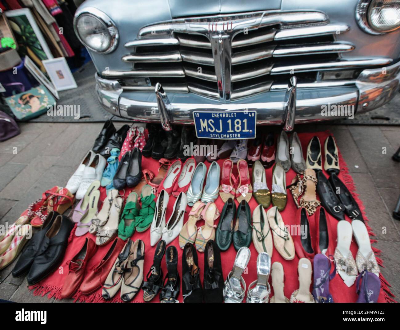 Londres, Royaume-Uni. 15th avril 2023. Mode vintage, accessoires, articles pour la maison et objets de collection - tous vendus à partir des bottes de voitures d'époque de tête-tournant. L'écran comprend un vélo tandem rare Raleigh Chopper, des vélos Classic Raleigh Chopper, Electric Bond Bug et le reliant Scimitar GTE. Crédit : Paul Quezada-Neiman/Alay Live News Banque D'Images