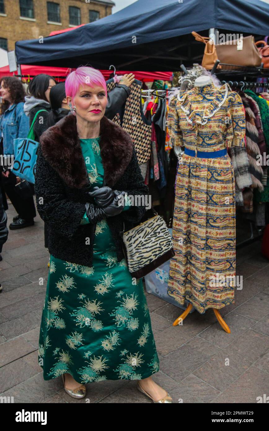 Londres, Royaume-Uni. 15th avril 2023. Mode vintage, accessoires, articles pour la maison et objets de collection - tous vendus à partir des bottes de voitures d'époque de tête-tournant. L'écran comprend un vélo tandem rare Raleigh Chopper, des vélos Classic Raleigh Chopper, Electric Bond Bug et le reliant Scimitar GTE. Crédit : Paul Quezada-Neiman/Alay Live News Banque D'Images