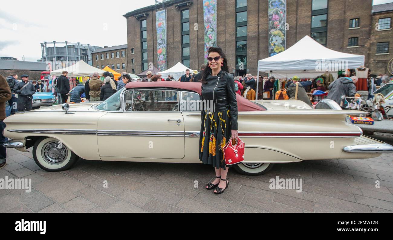 Londres, Royaume-Uni. 15th avril 2023. Mode vintage, accessoires, articles pour la maison et objets de collection - tous vendus à partir des bottes de voitures d'époque de tête-tournant. L'écran comprend un vélo tandem rare Raleigh Chopper, des vélos Classic Raleigh Chopper, Electric Bond Bug et le reliant Scimitar GTE. Crédit : Paul Quezada-Neiman/Alay Live News Banque D'Images