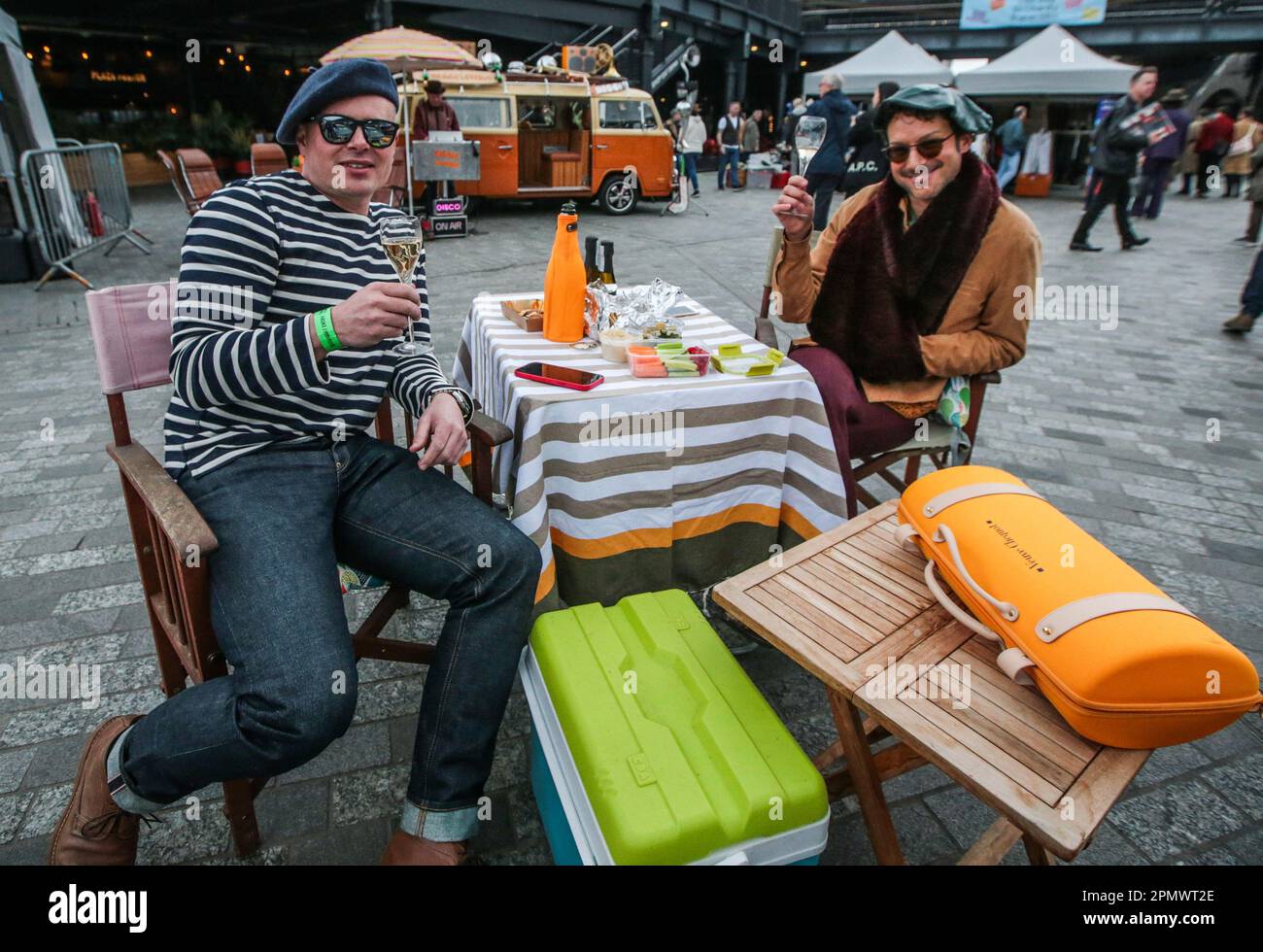 Londres, Royaume-Uni. 15th avril 2023. Mode vintage, accessoires, articles pour la maison et objets de collection - tous vendus à partir des bottes de voitures d'époque de tête-tournant. L'écran comprend un vélo tandem rare Raleigh Chopper, des vélos Classic Raleigh Chopper, Electric Bond Bug et le reliant Scimitar GTE. Crédit : Paul Quezada-Neiman/Alay Live News Banque D'Images
