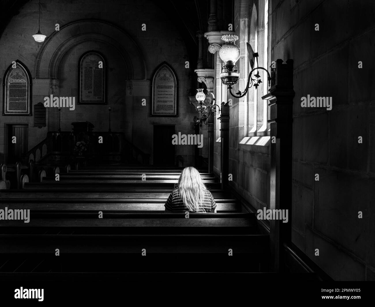 une-femme-en-pri-re-banque-d-images-noir-et-blanc-alamy
