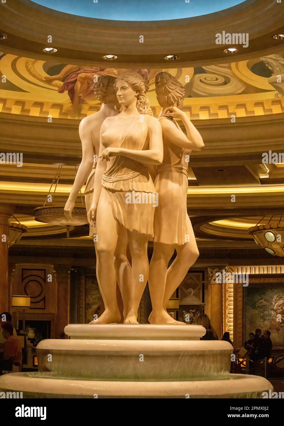 Statue de trois déesses sur une fontaine au Caesars Palace de Las Vegas, Nevada, Etats-Unis. Banque D'Images