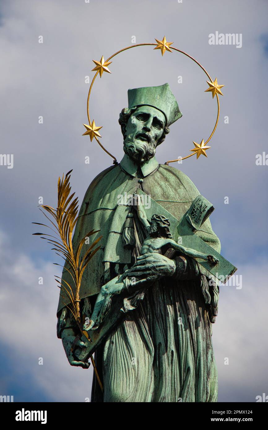 Statue de Saint-Jean Jean de Nepomuk sur le pont Charles, Prague. République tchèque. Banque D'Images Statue de Saint-Jean Jean de Nepomuk sur le pont Charles, Prague. République tchèque. Banque D'Images