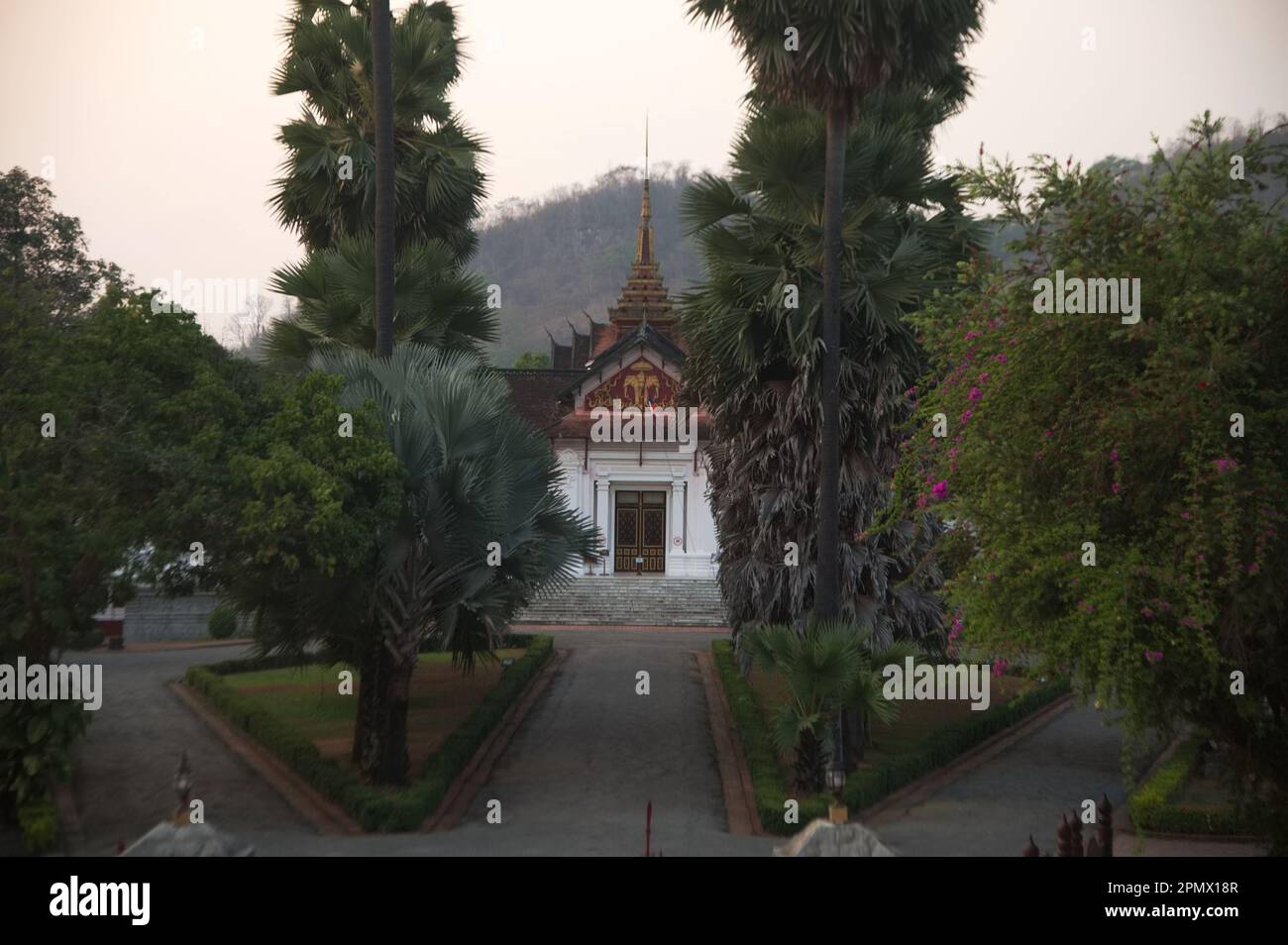 Soirée au Palais Royal (Haw Kham) pour le roi Sisavang Vong sert maintenant de Musée national de Luang Prabang. Banque D'Images