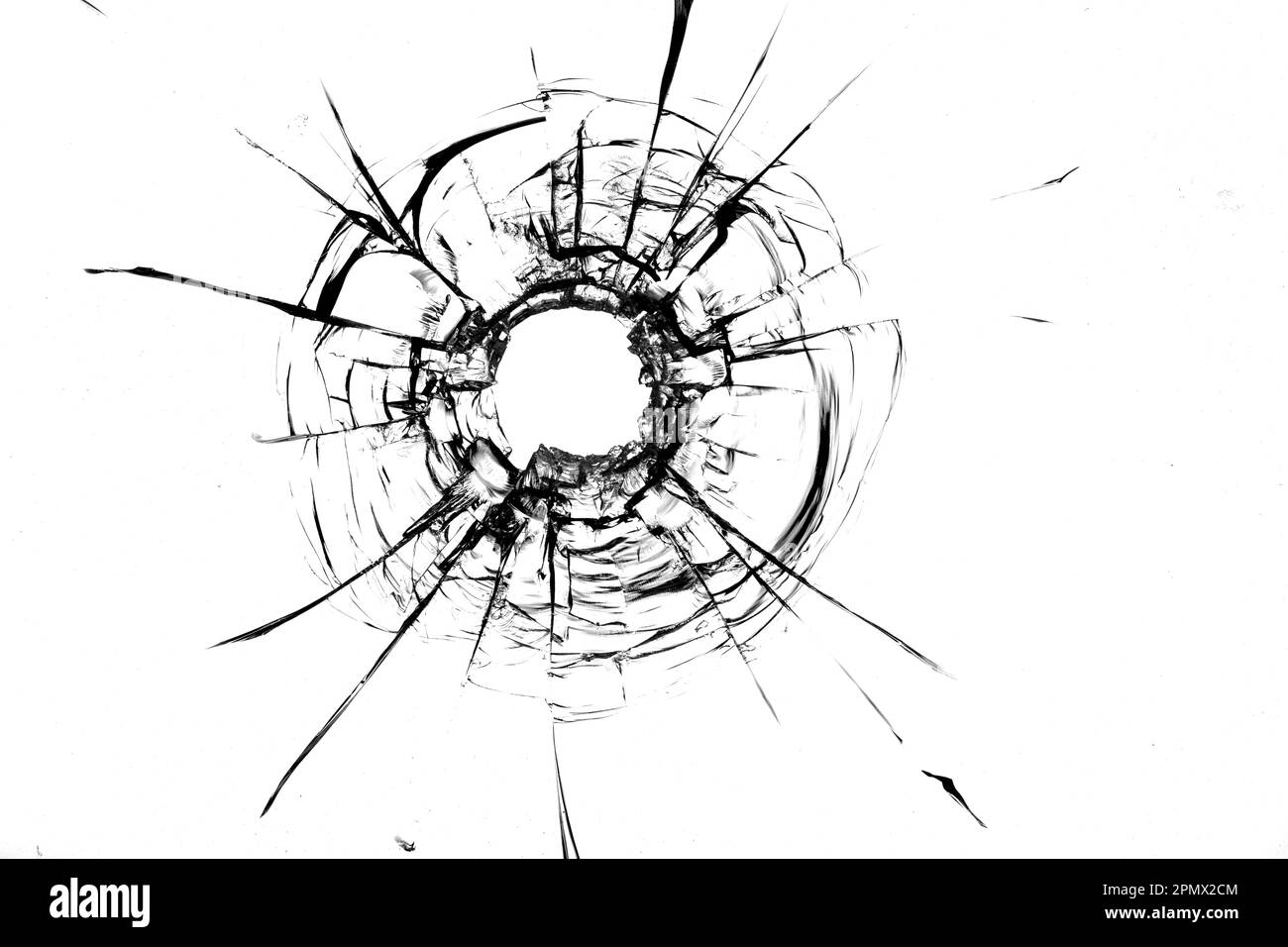 photo de verre présentant des fissures causées par un impact de balle sur un fond blanc. Idéal pour illustrer une scène de crime ou un incident de tir Banque D'Images
