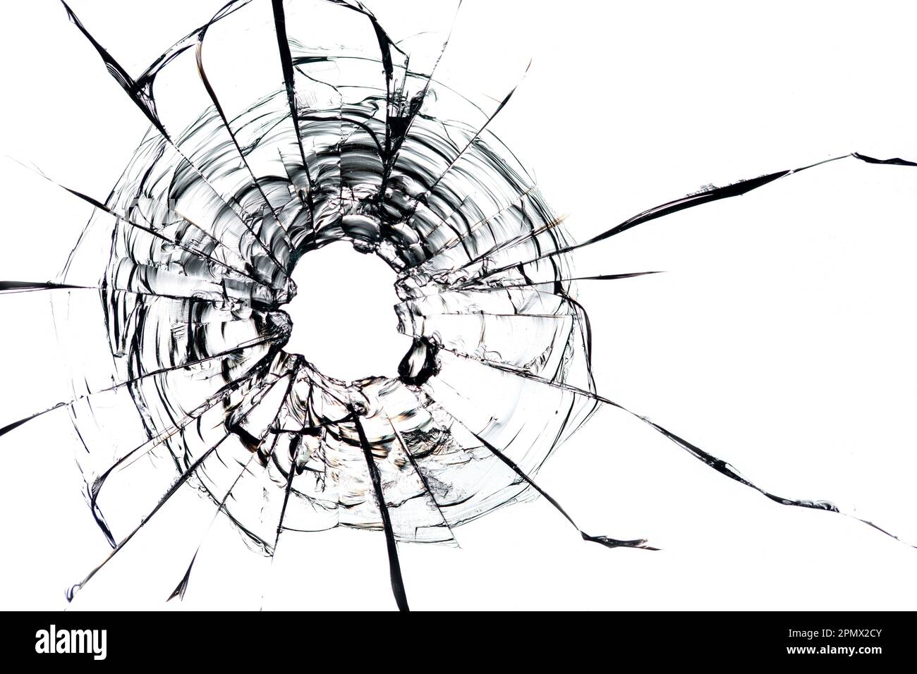 surface en verre présentant des fissures visibles causées par une balle. Cette image est idéale pour illustrer le danger, la violence ou les dommages dans un projet Banque D'Images