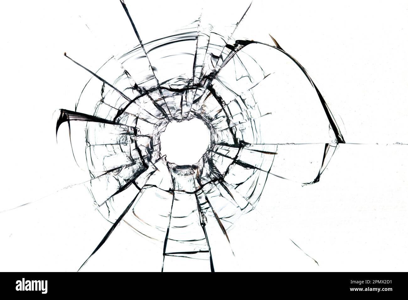 trou de balle dans le verre avec des fissures visibles sur un fond blanc. Cette image est parfaite pour créer des dessins liés à la violence, aux accidents ou à Emergenci Banque D'Images