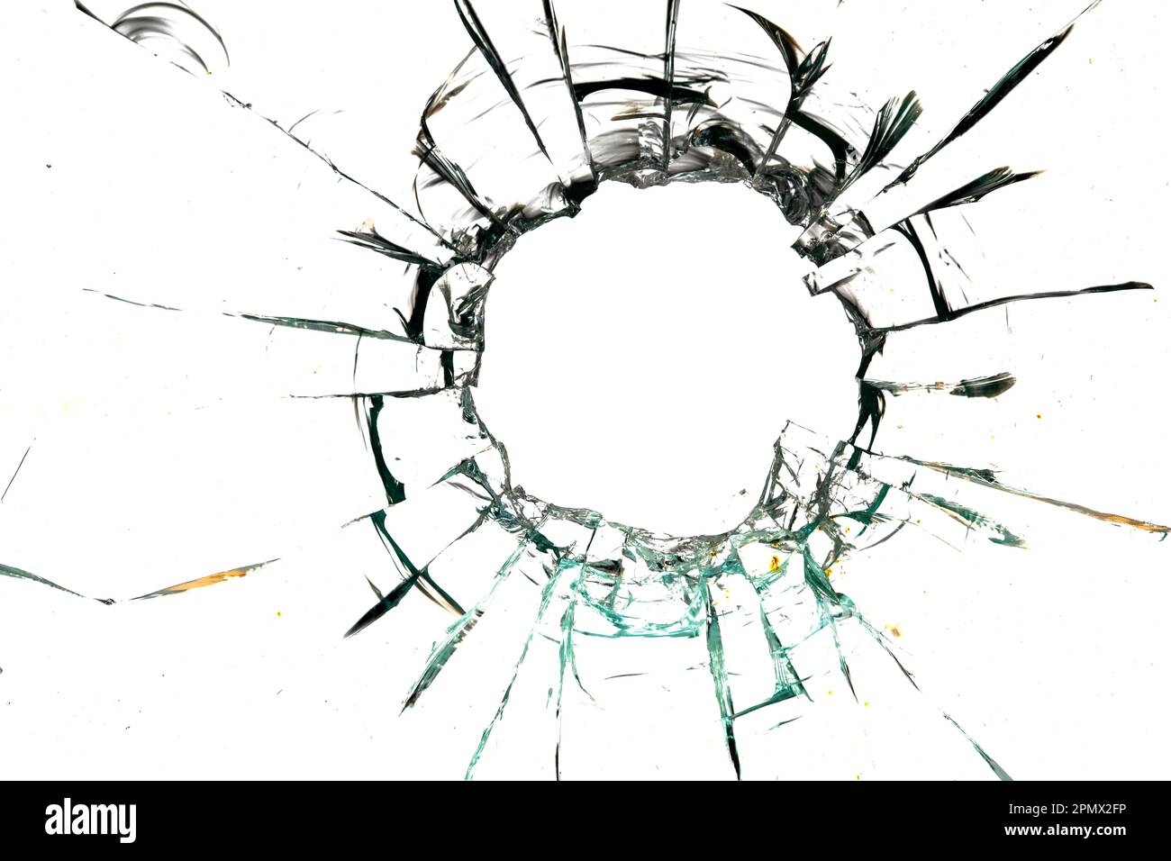 Assistez à l'impact dévastateur de la violence par les armes à feu avec cette photo frappante de verre brisé causé par une balle Banque D'Images