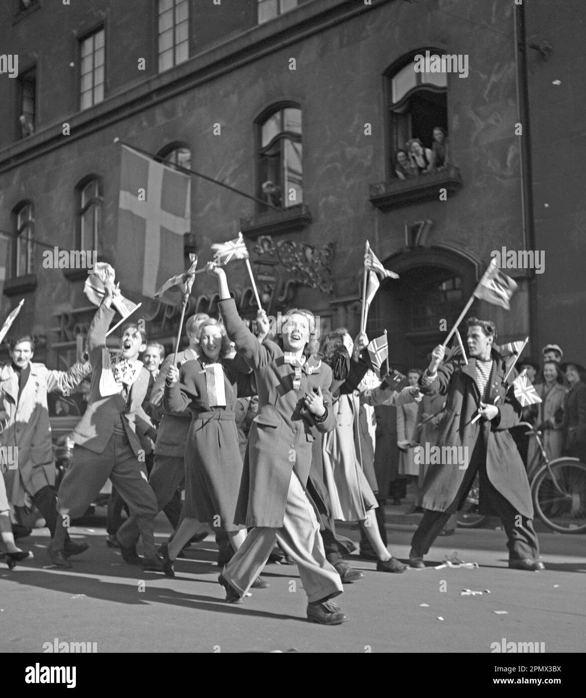 Célébration de la paix 1945. Le peuple de Stockholm célèbre la fin de la Seconde Guerre mondiale Les hommes et les femmes sont photographiés marchant sur Kungsgatan le jour où la paix a été proclamée en Europe Suède 7 mai 1945. Photo Kristoffersson N125-2 Banque D'Images