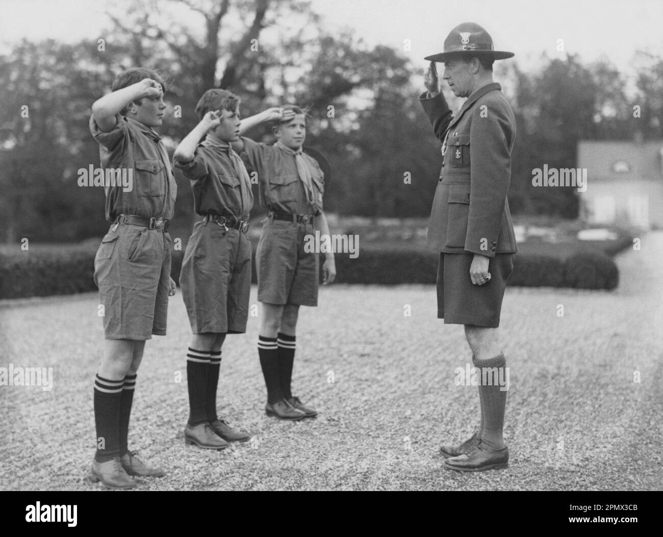 Folke Bernadotte, 1895-1948, leader du mouvement suédois des scouts saluant trois scouts de la manière traditionnelle de saluer la promesse scoute. Baden-Powell a présenté la promesse scoute, comme suit:[1] avant qu'il ne devienne un scout, un garçon doit prêter le serment du scout, ainsi: «Sur mon honneur, je promets que— je ferai mon devoir à Dieu et au Roi. Je ferai de mon mieux pour aider les autres, quel que soit le coût. Je connais la loi scout et je vais l'obéir. » Tout en prêtant ce serment, le scout se tiendra, en tenant sa main droite relevée au niveau de son épaule, de la paume vers l'avant, du pouce reposant sur l'ongle du Banque D'Images
