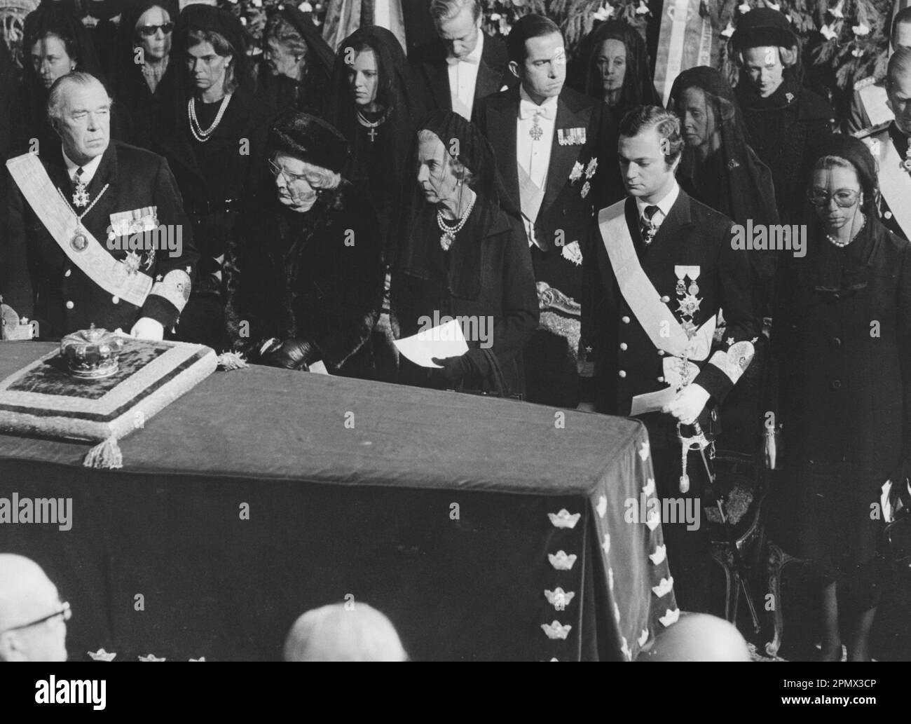 Carl XVI Gustaf, roi de Suède. Né le 30 avril 1946. Photo le 25 septembre 1973 aux funérailles de son grand-père, le roi Gustaf VI Adolf. Assister aux funérailles également Reine Ingrid du Danemark, princesse Christina de Suède, prince Philip, duc d'Édimbourg. Banque D'Images