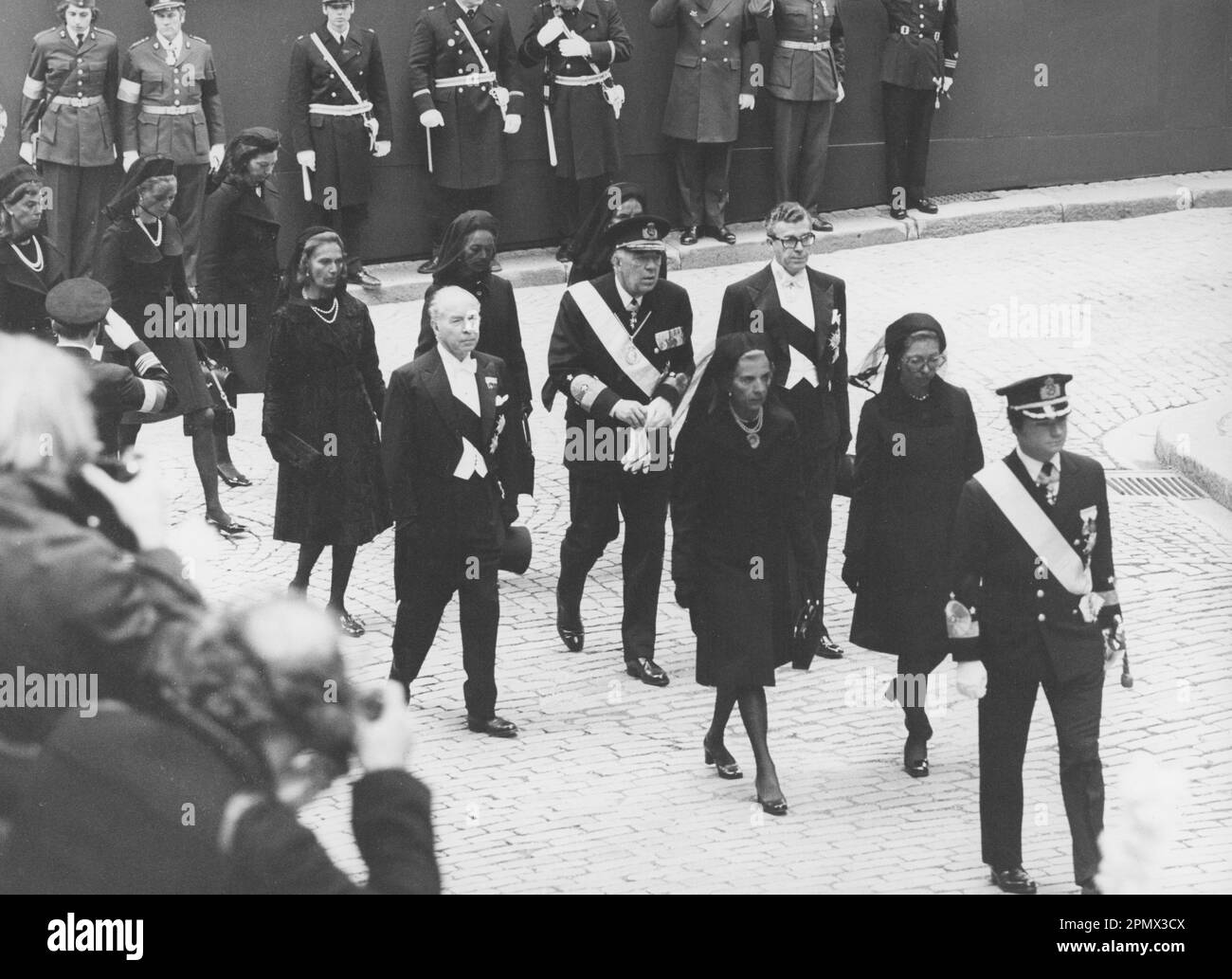 Carl XVI Gustaf, roi de Suède. Né le 30 avril 1946. Photo le 25 septembre 1973 aux funérailles de son grand-père, le roi Gustaf VI Adolf. Assister aux funérailles également Reine Ingrid du Danemark, princesse Christina de Suède, prince Bertil, prince Sigvard. Banque D'Images