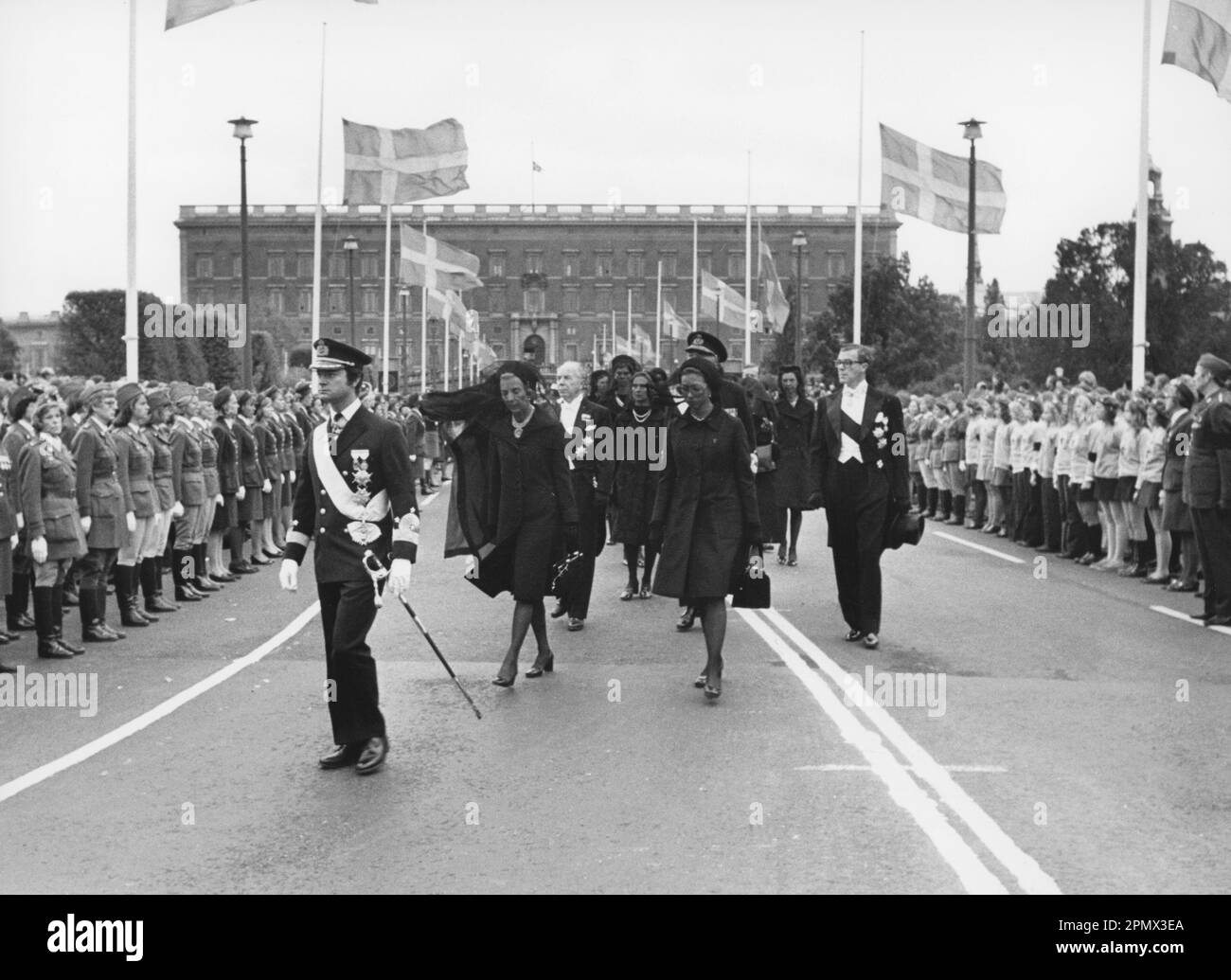 Carl XVI Gustaf, roi de Suède. Né le 30 avril 1946. Photo le 25 septembre 1973 aux funérailles de son grand-père, le roi Gustaf VI Adolf. Assister aux funérailles également Reine Ingrid du Danemark, princesse Christina de Suède. Le cortège de la famille royale a quitté Storkyrkan à Gamla stan et sur Norrbro sur leur chemin vers les lieux de sépulture royale à Haga. Banque D'Images