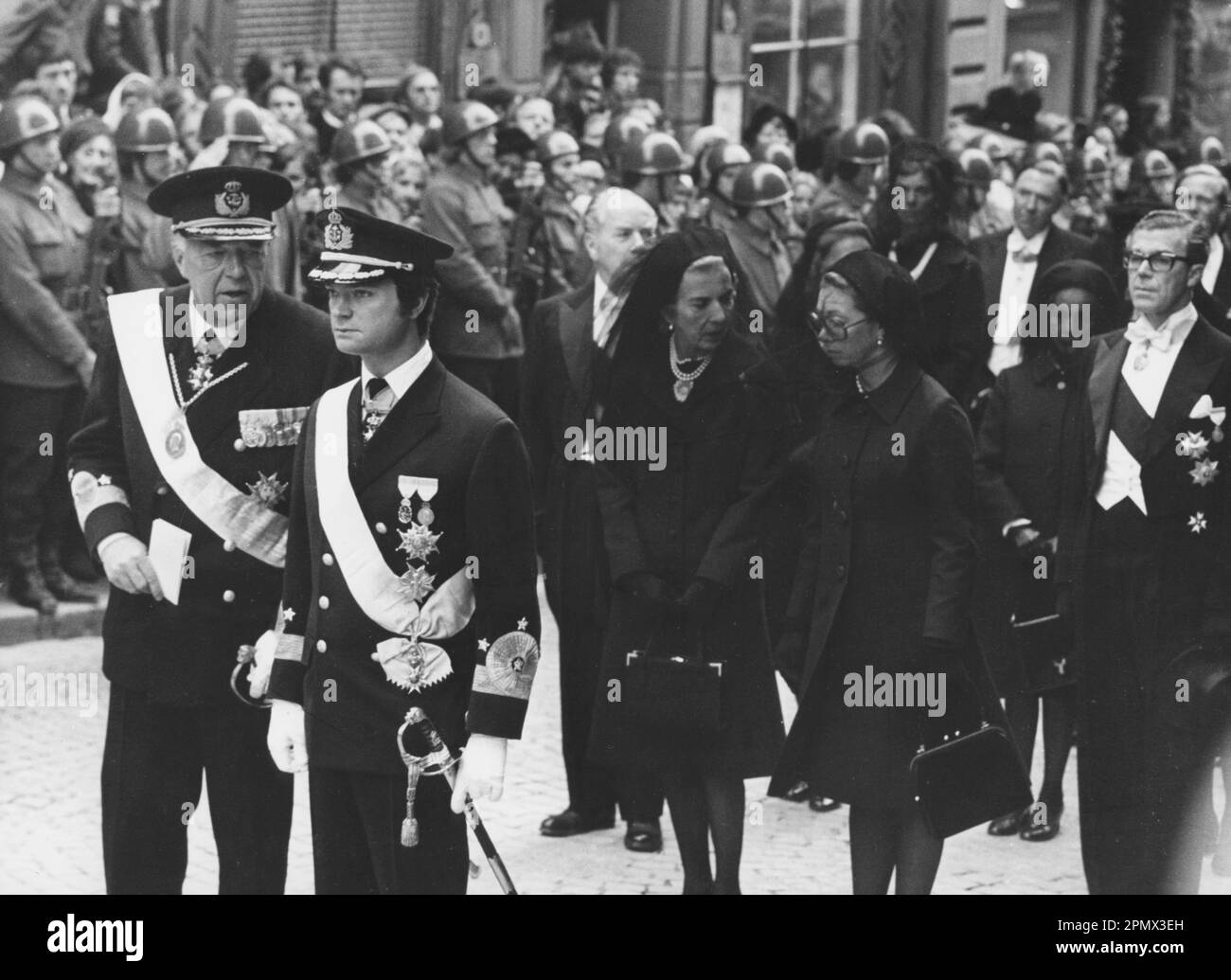 Carl XVI Gustaf, roi de Suède. Né le 30 avril 1946. Photo le 25 septembre 1973 aux funérailles de son grand-père, le roi Gustaf VI Adolf. Assister aux funérailles également Reine Ingrid du Danemark, princesse Christina de Suède, prince Bertil. Banque D'Images