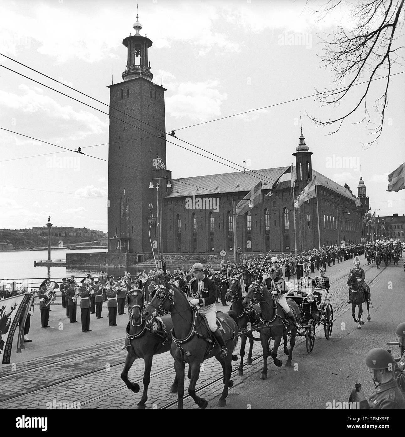 Roi Gustaf VI Adolf de Suède. Photographié aux côtés du Shah d'Iran, Mohammad Reza Pahlavi lors de sa visite en Suède et à Stockholm le 7-11 mai 1960. La calèche passe devant l'hôtel de ville de Stockholm sur le chemin du château royal. Banque D'Images